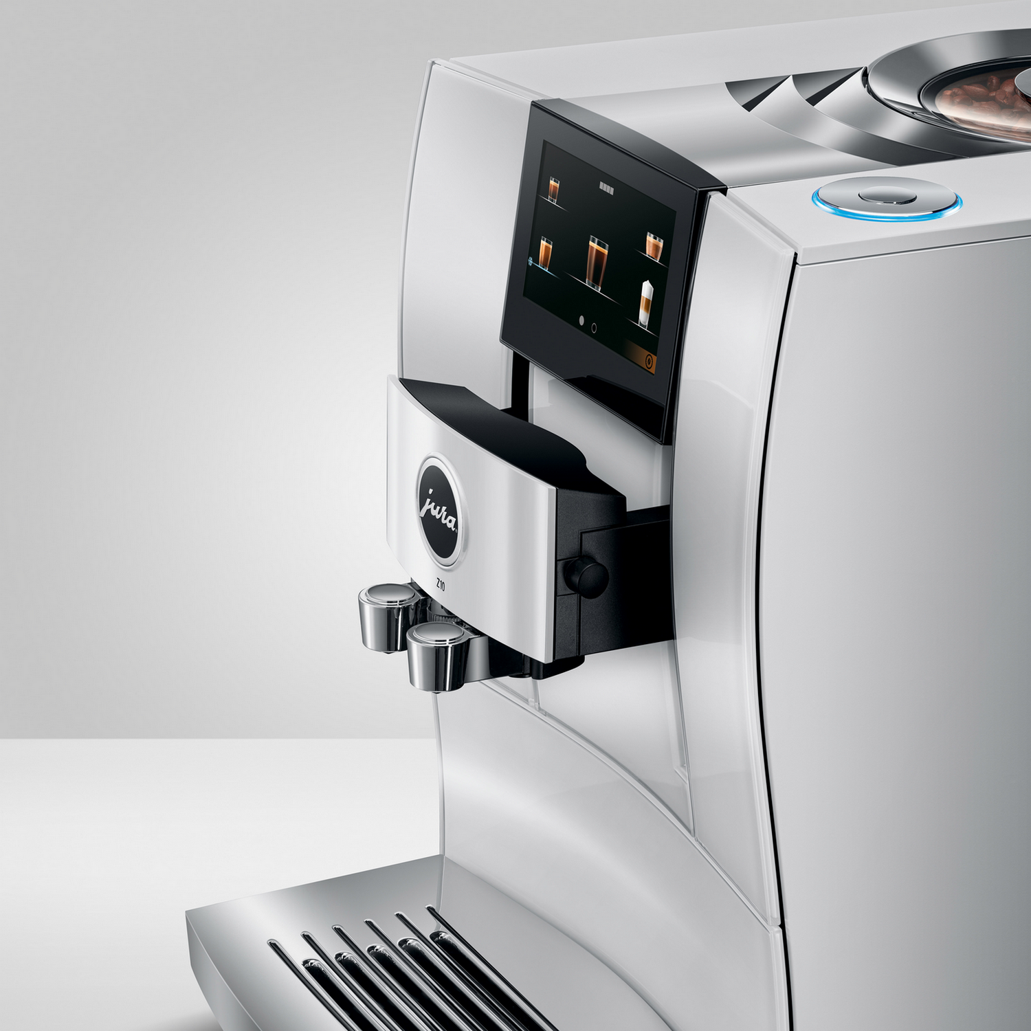 Weiße Jura Kaffeemaschine, Winkelansicht, Touchscreen und Knöpfe sichtbar.