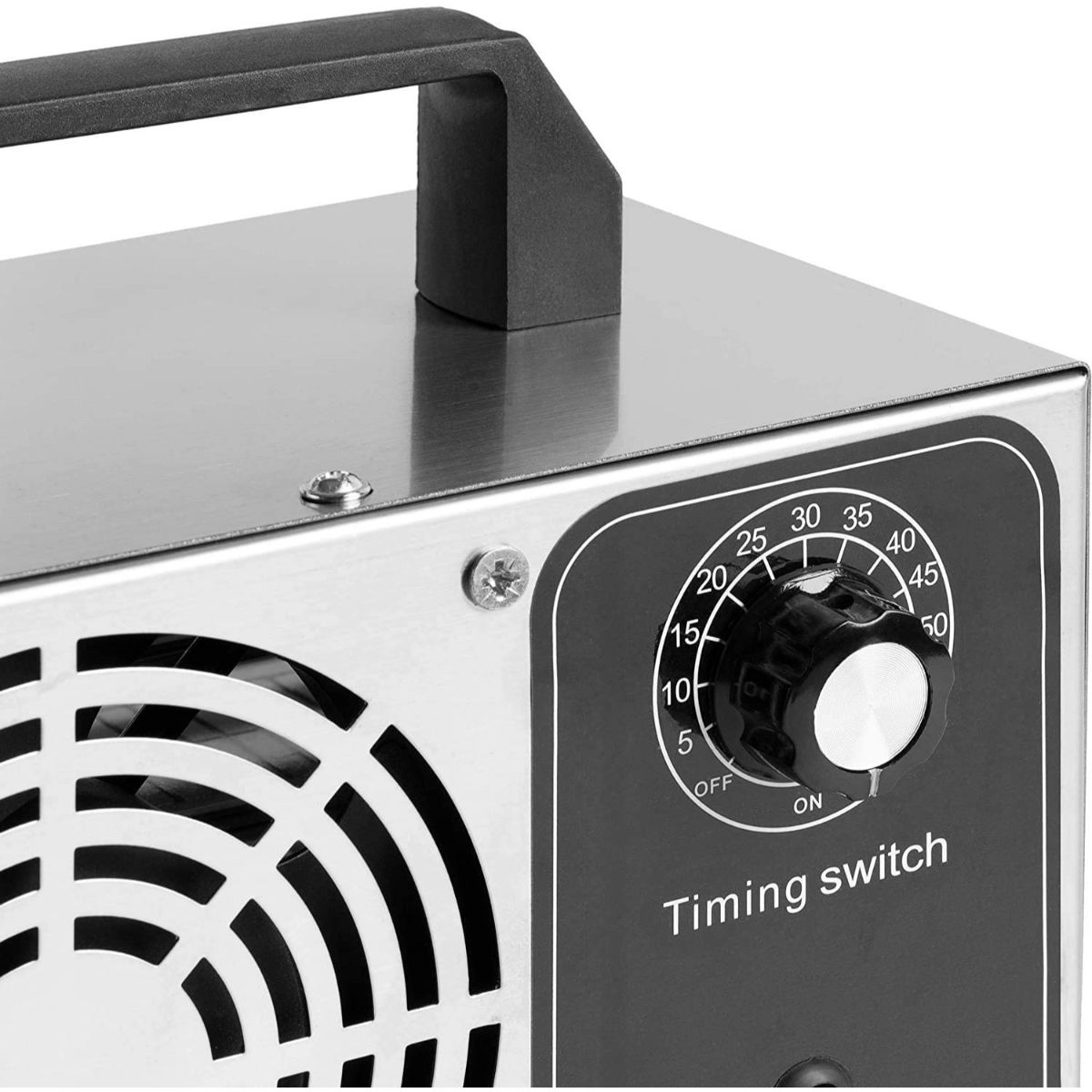 Primer plano del panel de control de un generador de ozono plateado. Incluye un dial de temporizador y un asa. Fondo negro.