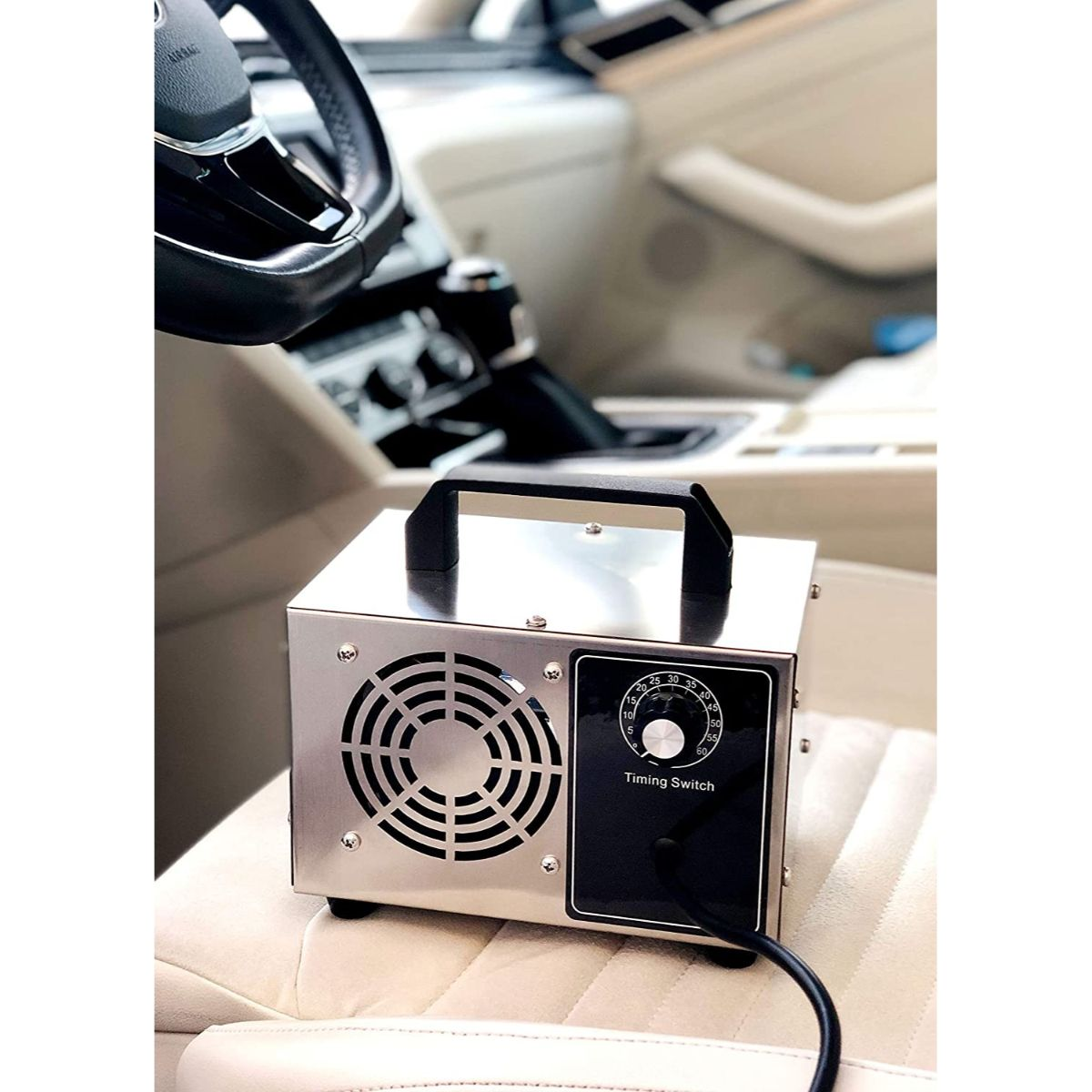 Purificador de aire para coche plateado. Interruptor de tiempo en un panel negro. Interior de un coche.