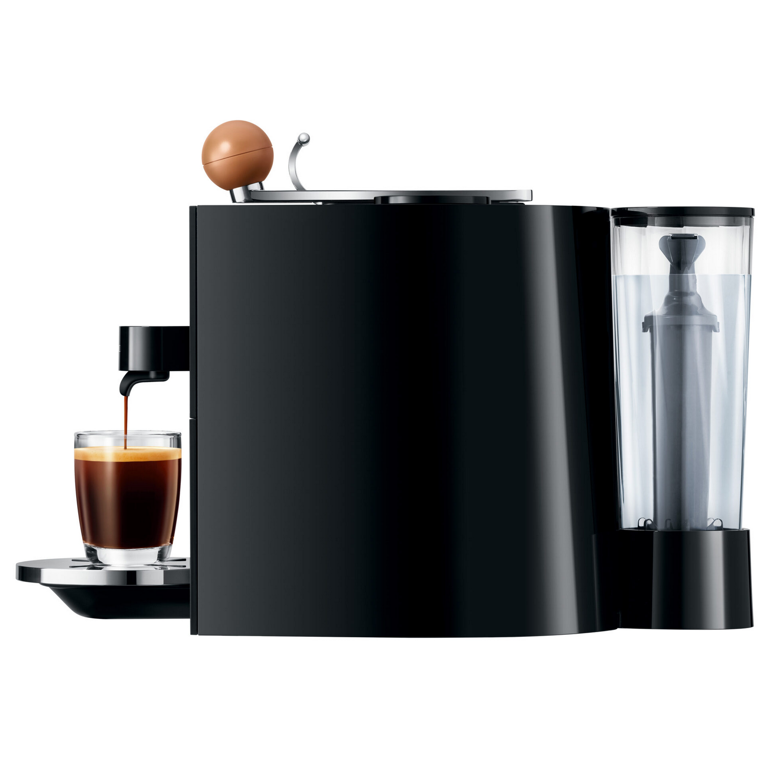 Schwarze Kaffeemaschine mit Kaffee, der in ein Glas gegossen wird. Ein Wasserbehälter befindet sich rechts.