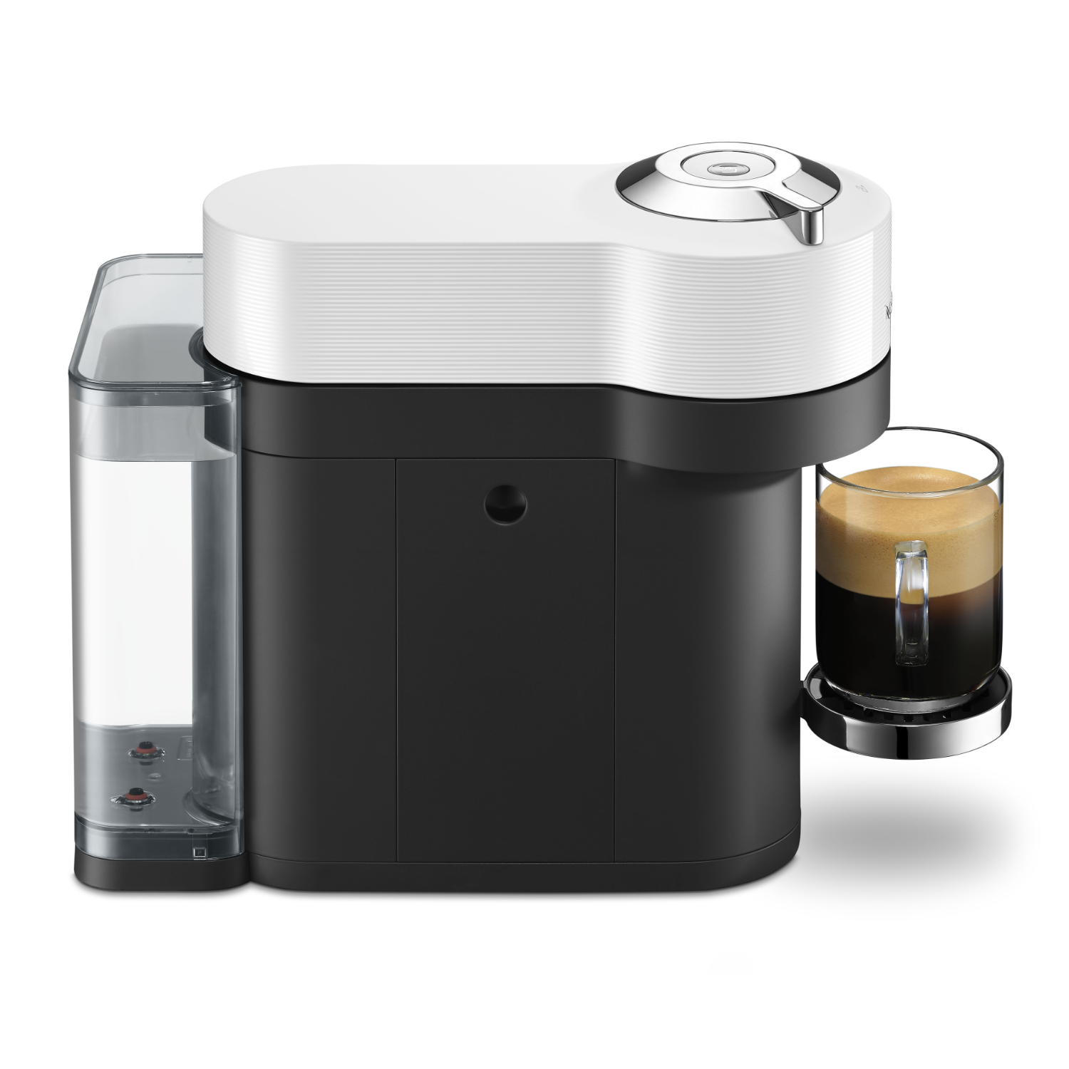 Eine schwarz-weiße Nespresso-Maschine mit einem durchsichtigen Wassertank und einer Tasse Kaffee.