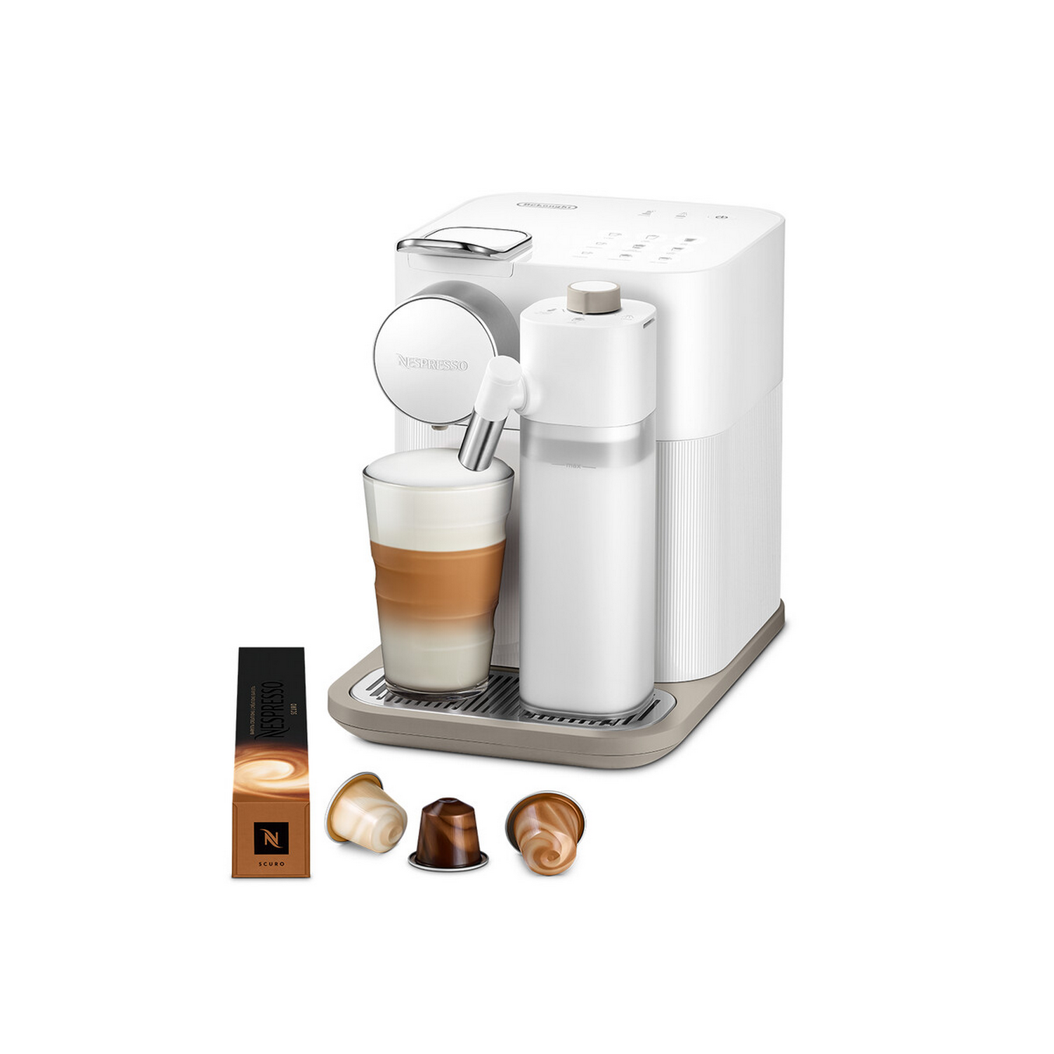 Weiße Nespresso-Kaffeemaschine, inklusive Kaffeekapseln und ein Glas Kaffee.