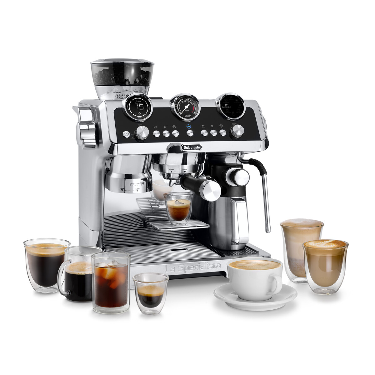 Espressomaschine mit Kaffeetassen und Gläsern. Edelstahl-Finish. Verschiedene Kaffeegetränke gezeigt.