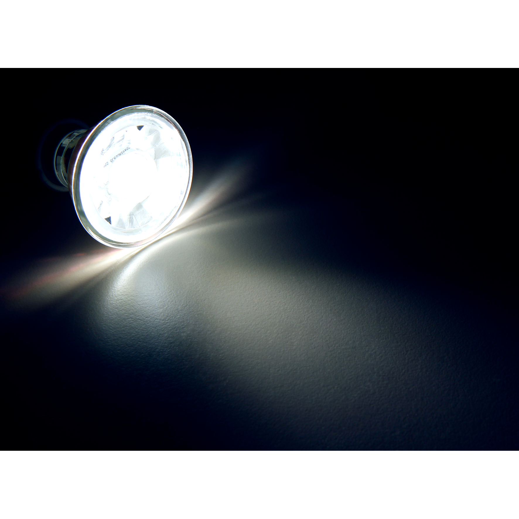 Helles Licht, das von einem Scheinwerfer in dunkler Umgebung ausgeht und einen starken Strahl wirft.