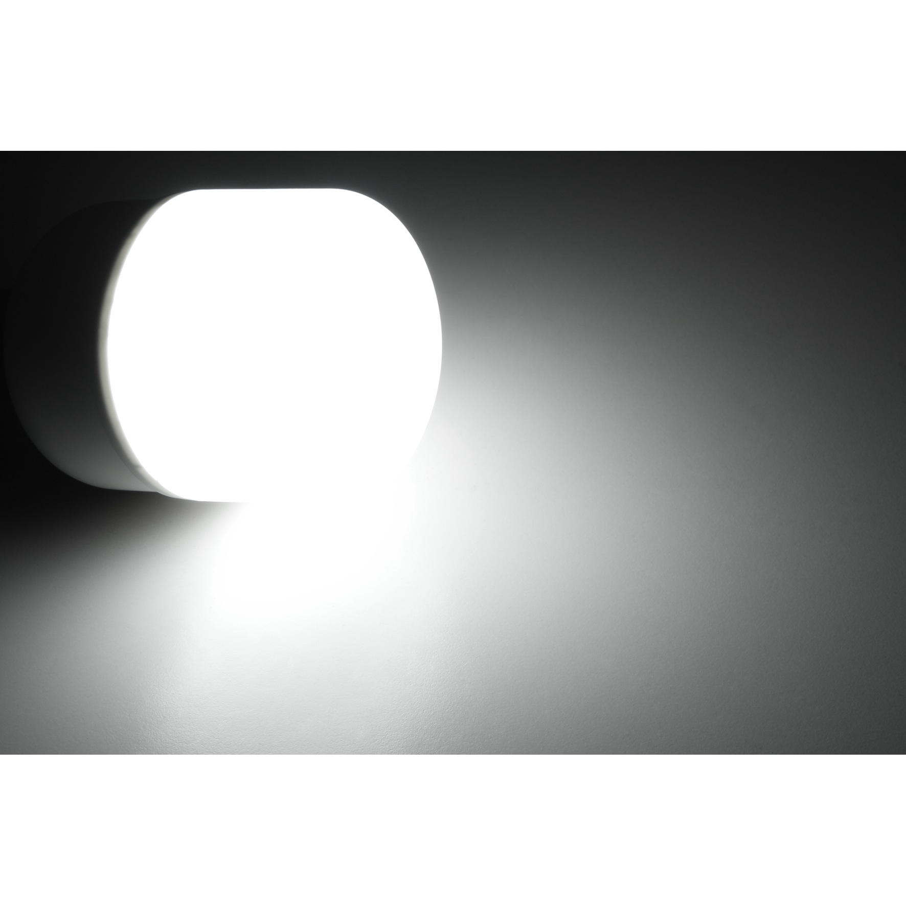 Eine weiße, ovale Wandleuchte, die helles Licht vor einem dunkelgrauen Hintergrund aussendet.