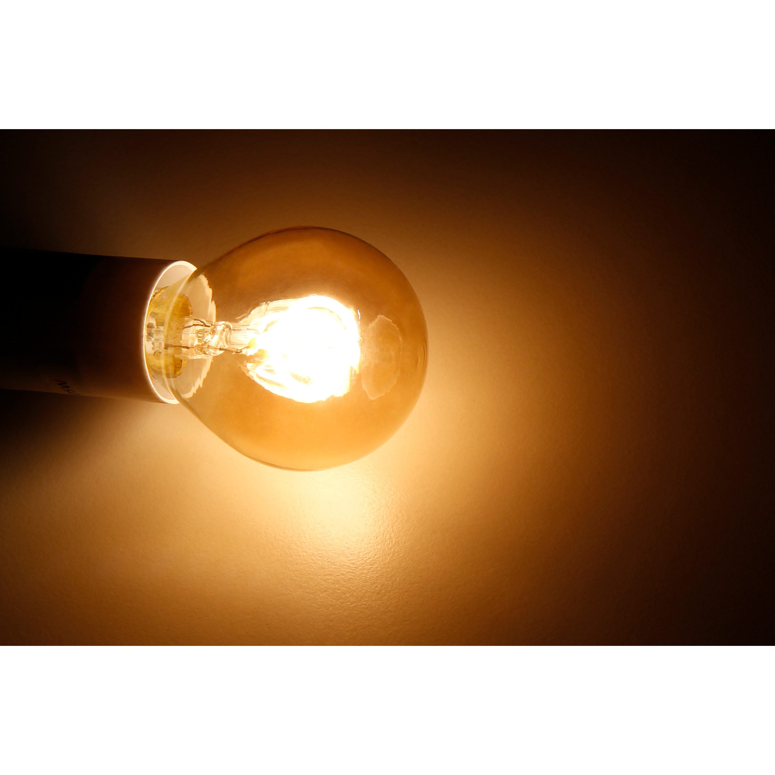 Eine leuchtende Glühbirne. Das Licht ist orange und der Hintergrund dunkelorange.
