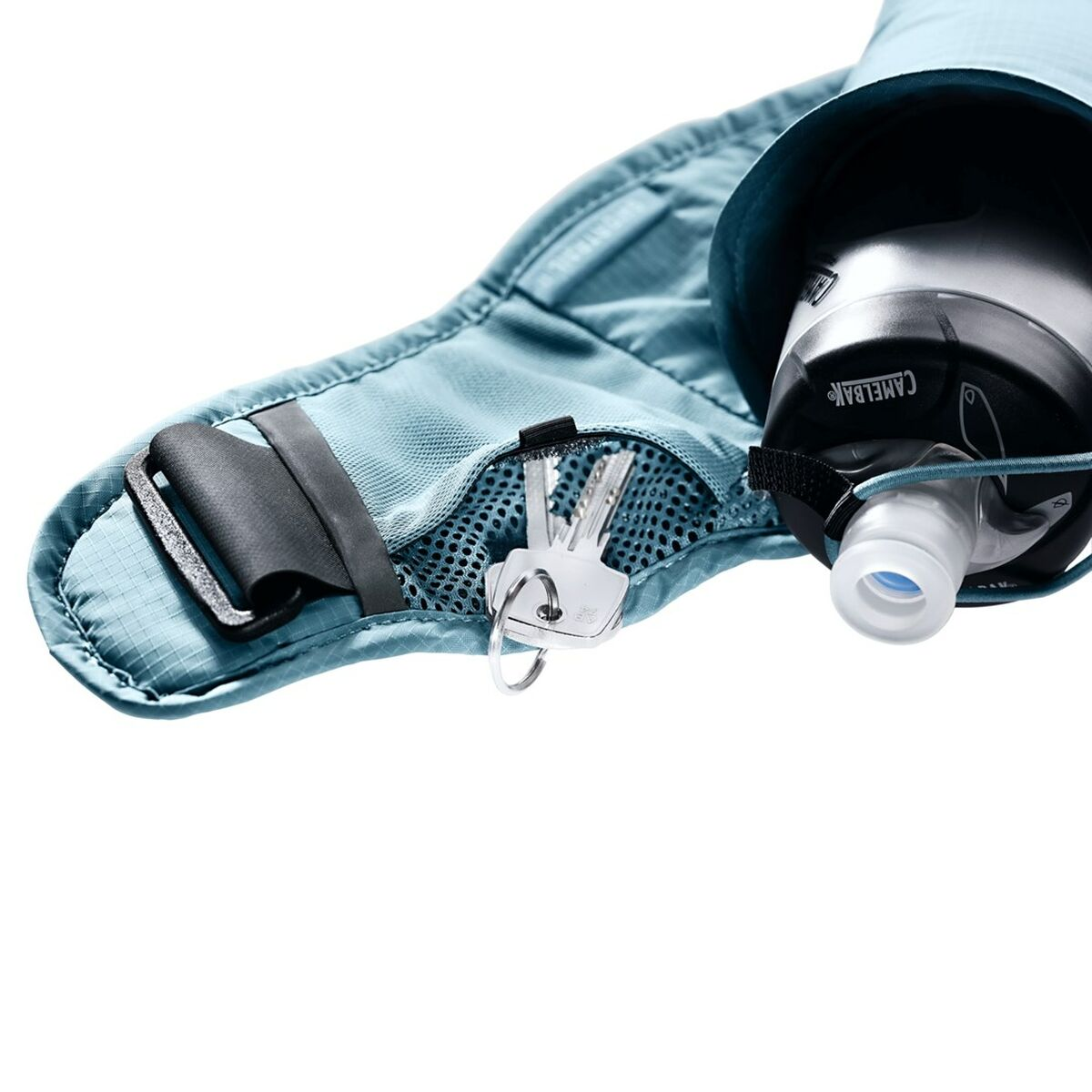 Blauer Laufgürtel mit Wasserflasche, Schlüsseln und Schlüsselring in einer Tasche sichtbar.