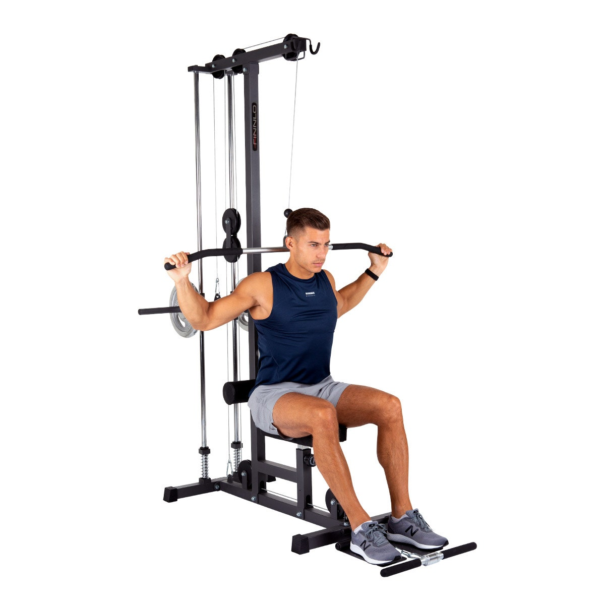 Mann benutzt eine Fitnessmaschine für Rückenübungen, weißer Hintergrund.
