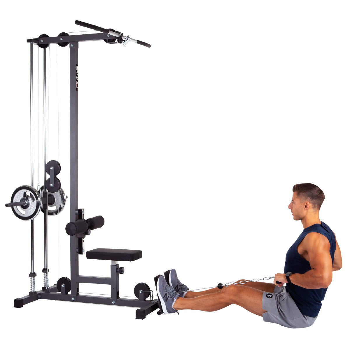 Mann, der eine Lat-Pulldown-Maschine benutzt, sitzt, zieht am Kabel. Gewichte sichtbar, Fitnessstudio.