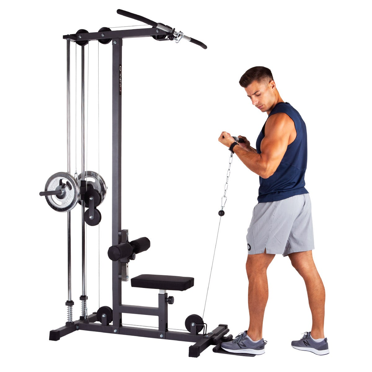 Mann benutzt ein Fitnessgerät mit Gewichten und Kabeln. Er macht eine Bizeps-Curls.
