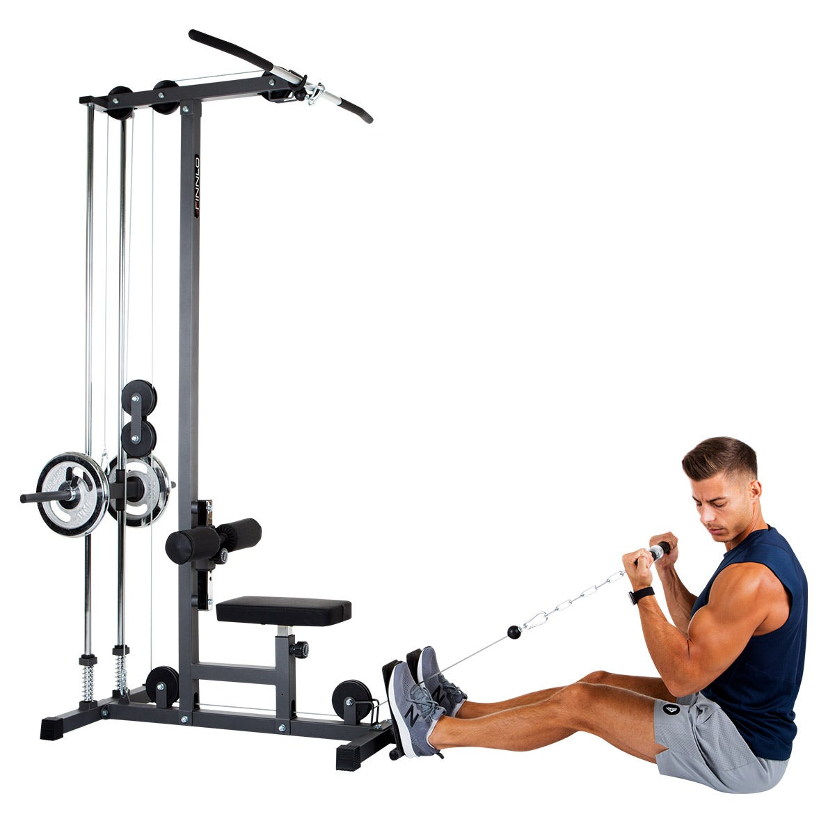 Ein Mann benutzt ein Krafttrainingsgerät. Er zieht ein Kabel zu sich, trainiert seinen Bizeps.