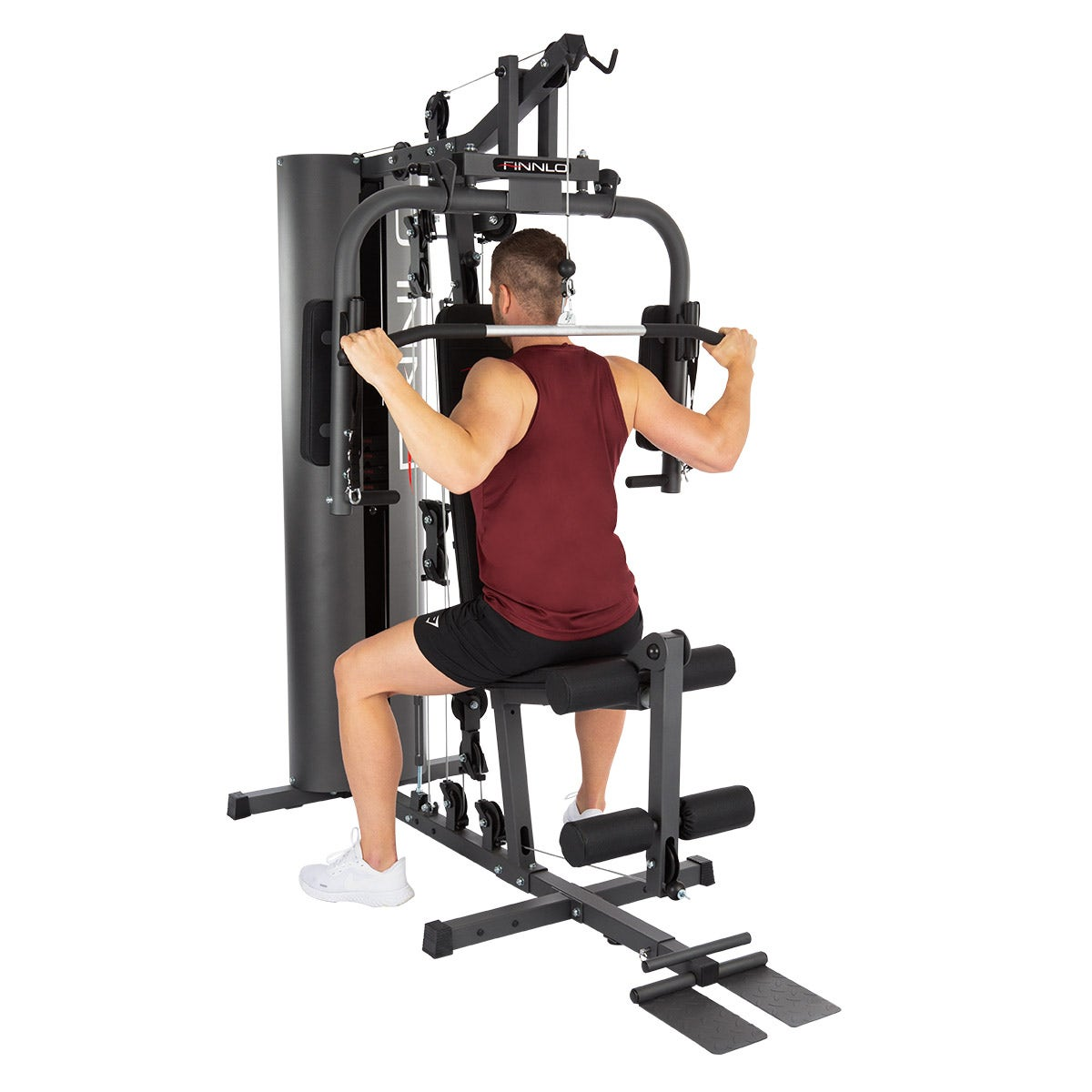 Ein Mann trainiert an einer schwarz-grauen Multi-Gym-Maschine.