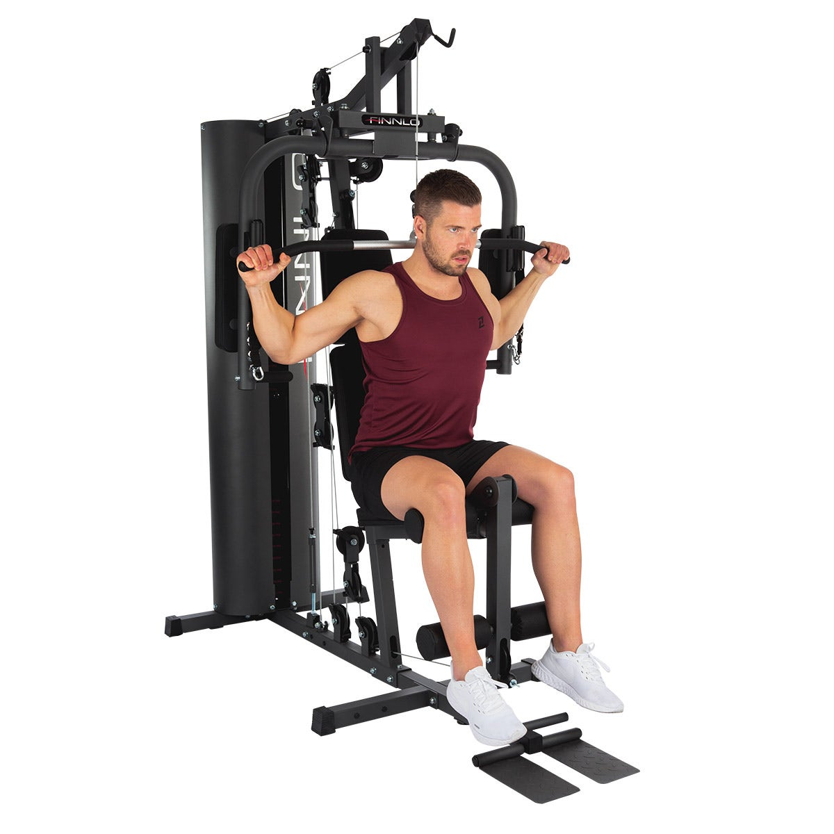 Ein Mann im Fitnessstudio, der ein Mehrstationen-Krafttrainingsgerät benutzt, sitzt und zieht.