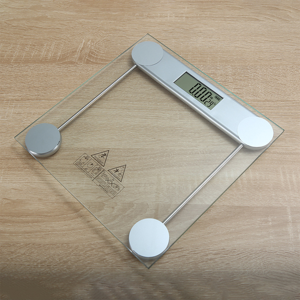 Glaswaage auf Holzgrund, zeigt 0,0029 auf der Digitalanzeige.
