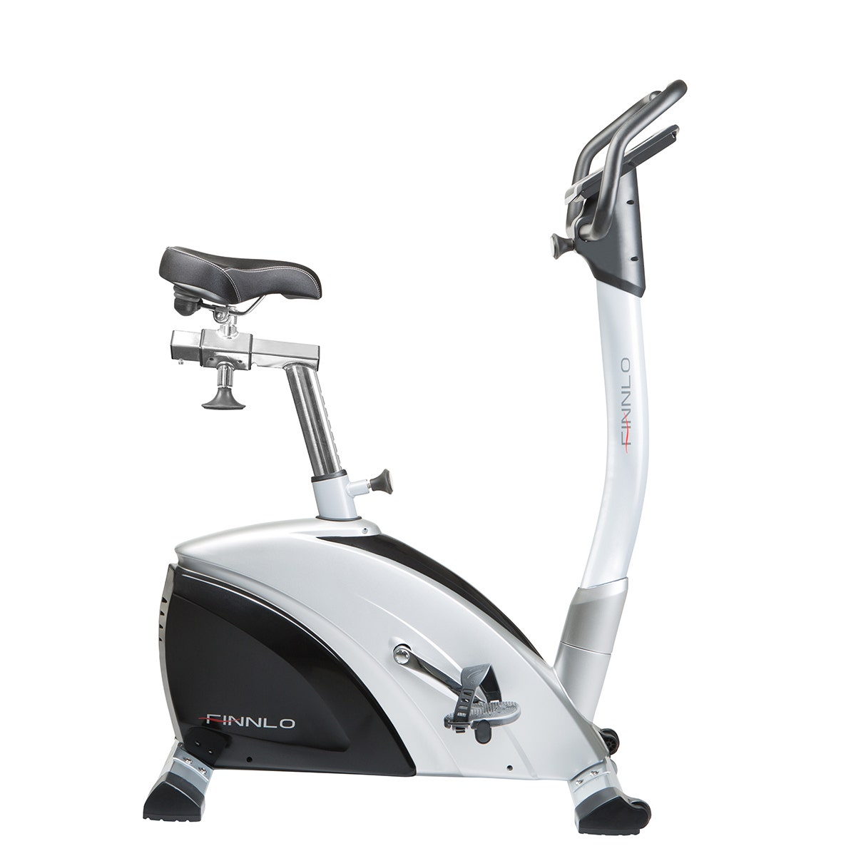 Finnlo Heimtrainer, silber und schwarz, weißer Hintergrund. Das Fahrrad steht aufrecht.