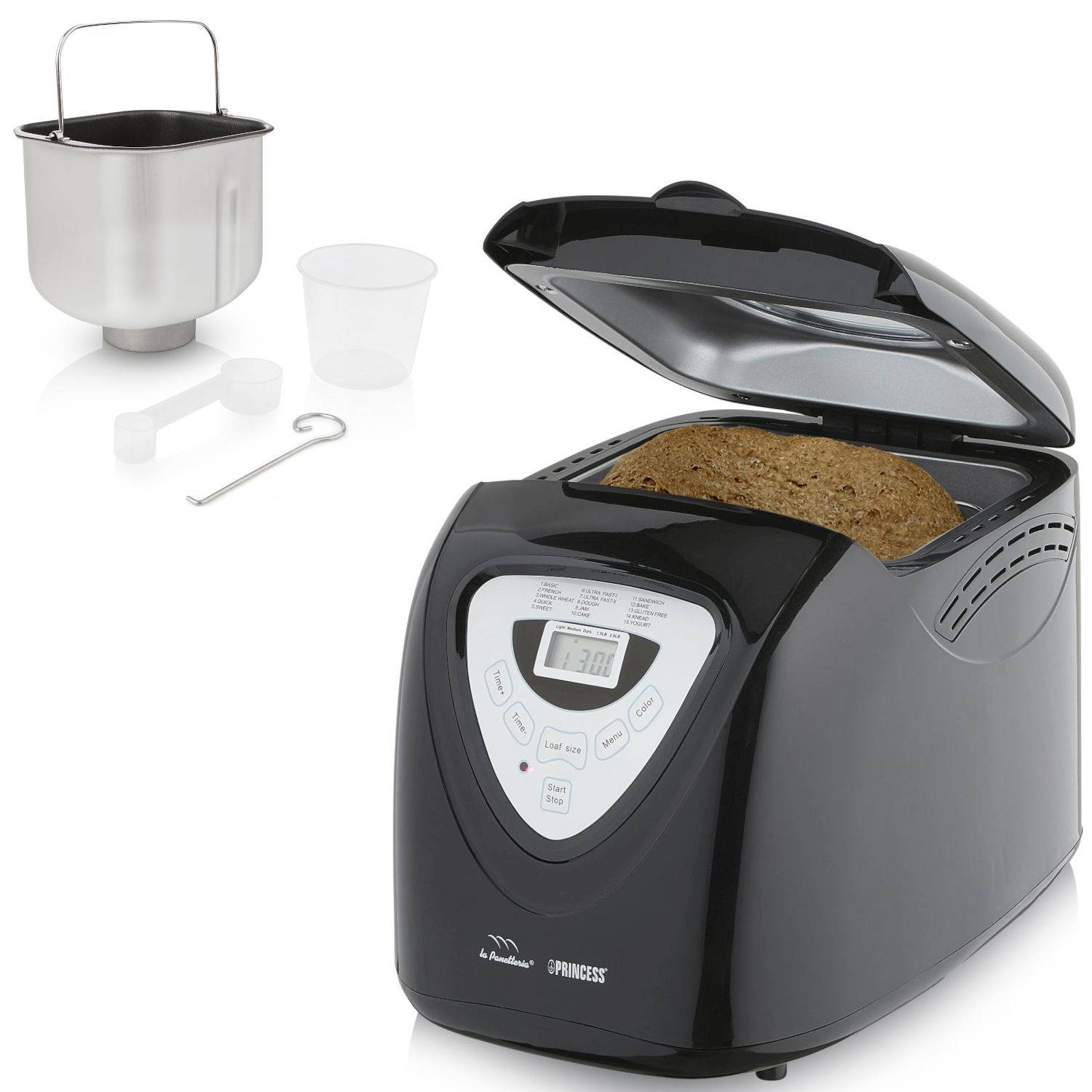 Czarna maszyna do chleba z otwartą pokrywą, bochenek w środku i akcesoria z boku.