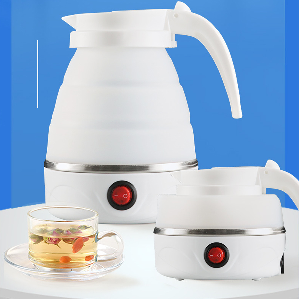 Zwei weiße, zusammenklappbare elektrische Wasserkocher mit roten Ein-Aus-Schaltern und eine Teetasse mit Tee.