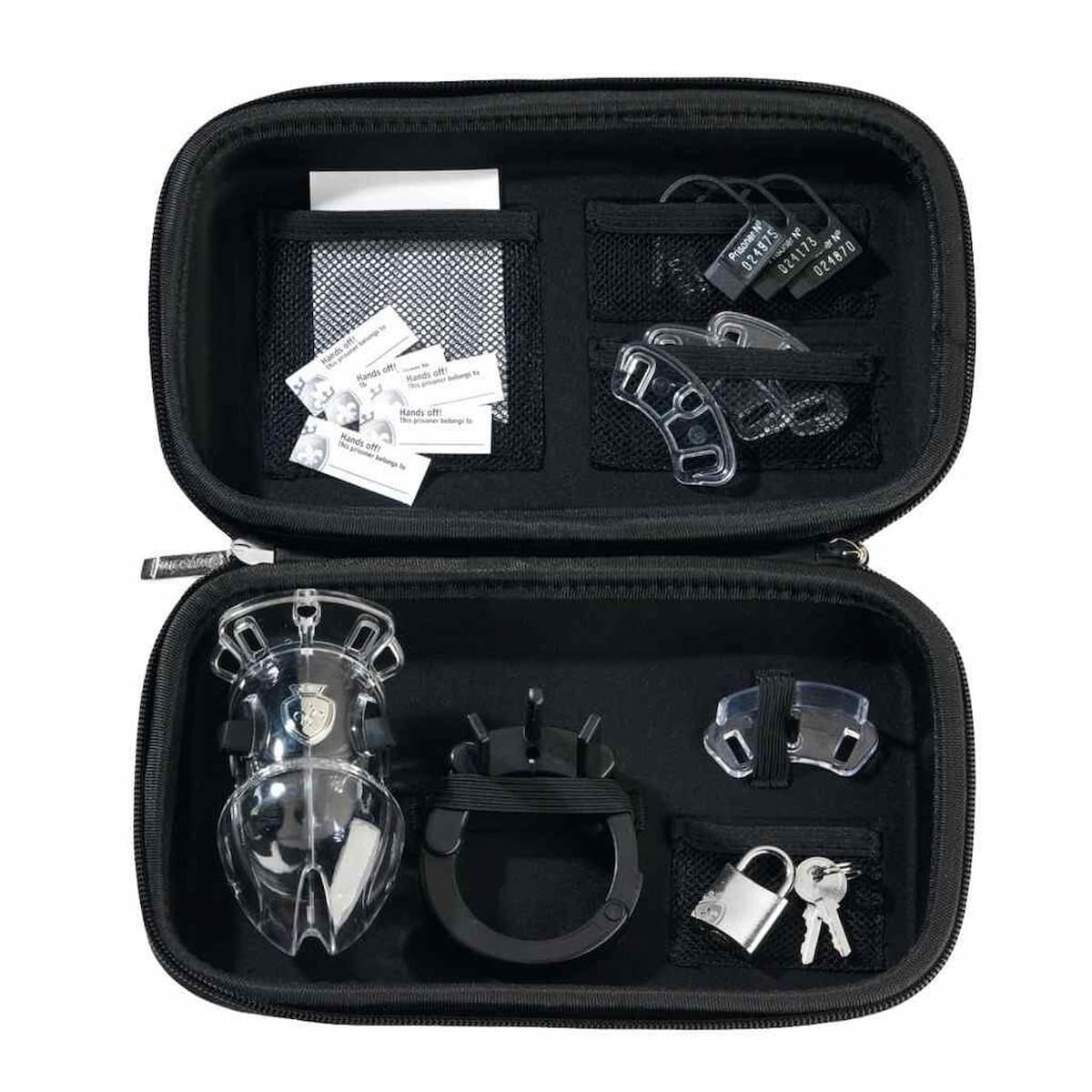 Czarna walizka podróżna z różnymi gadżetami erotycznymi. Zawiera kajdanki, zamki i inne akcesoria.