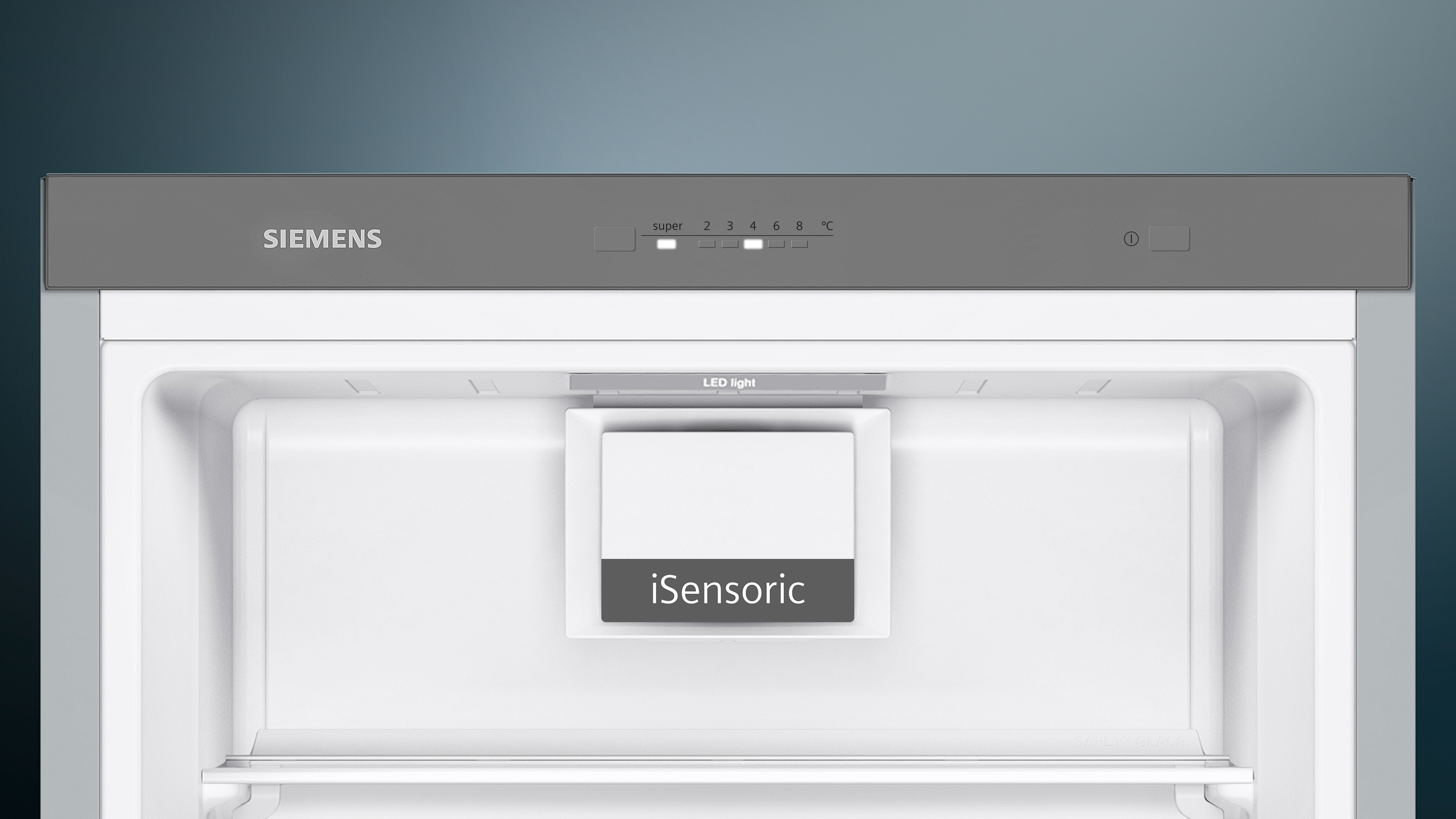 Kühlschrankinnenraum, mit iSensoric-Panel, LED-Licht und Siemens-Logo oben.
