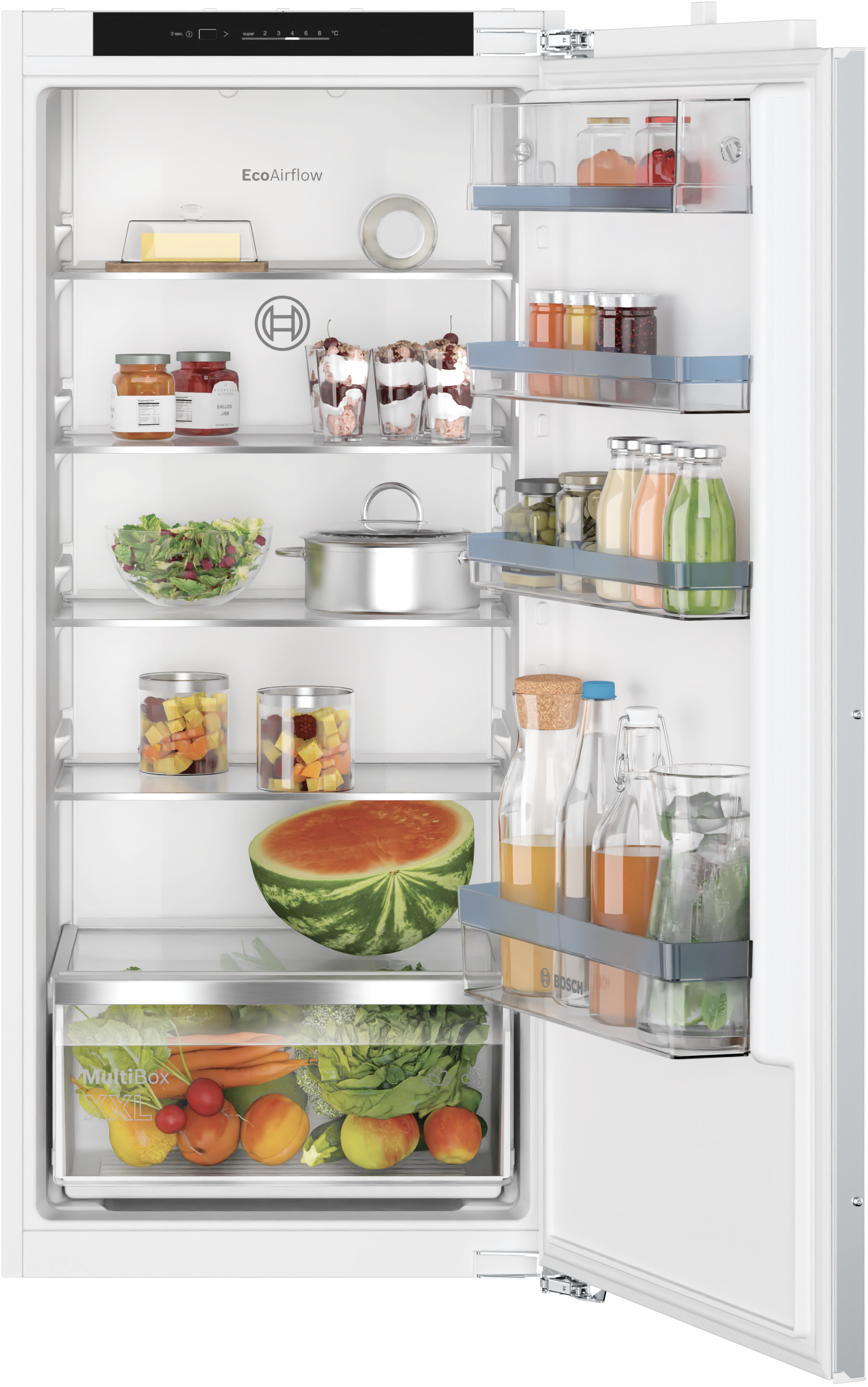 Geöffneter Kühlschrank. Lebensmittel auf Regalen, darunter Gläser, Obst und Gemüse.