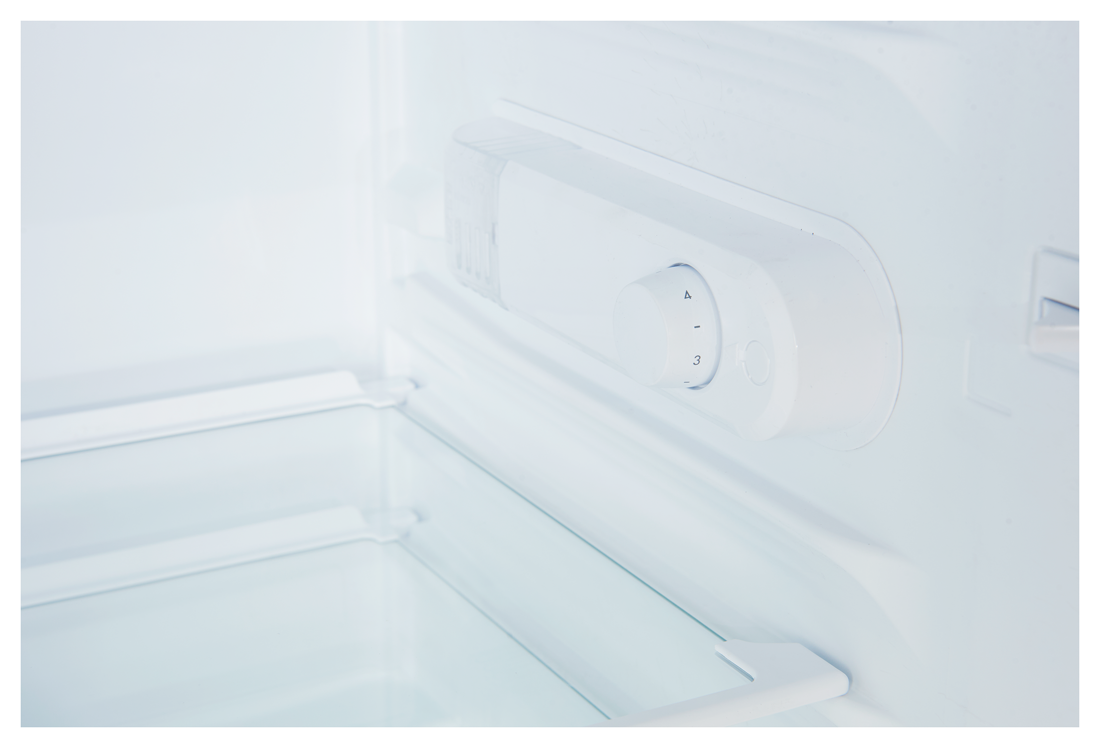 Interno del frigorifero con pannello di controllo bianco e ripiani.
