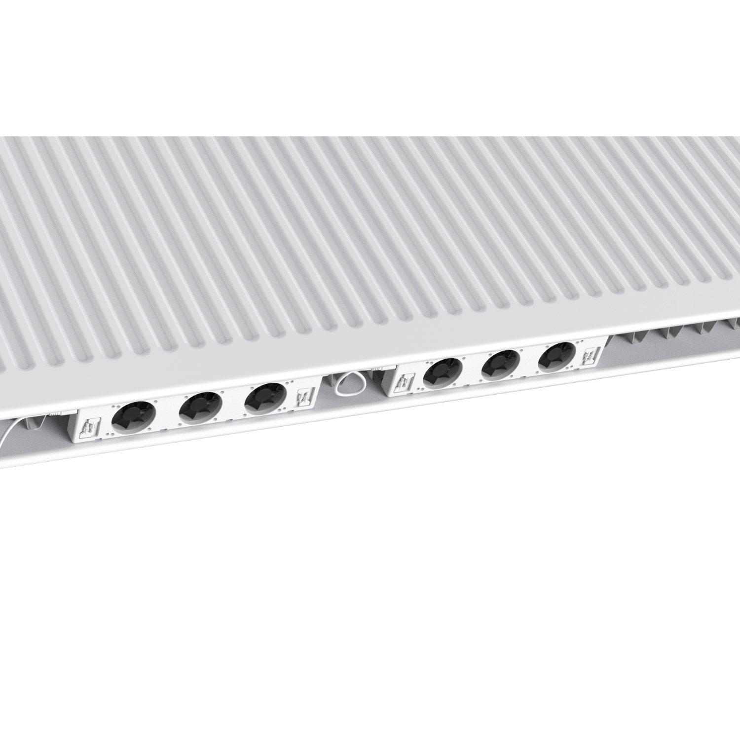 Zbliżenie białego grzejnika z kilkoma złączami i otworami. Jest gładki i biały.