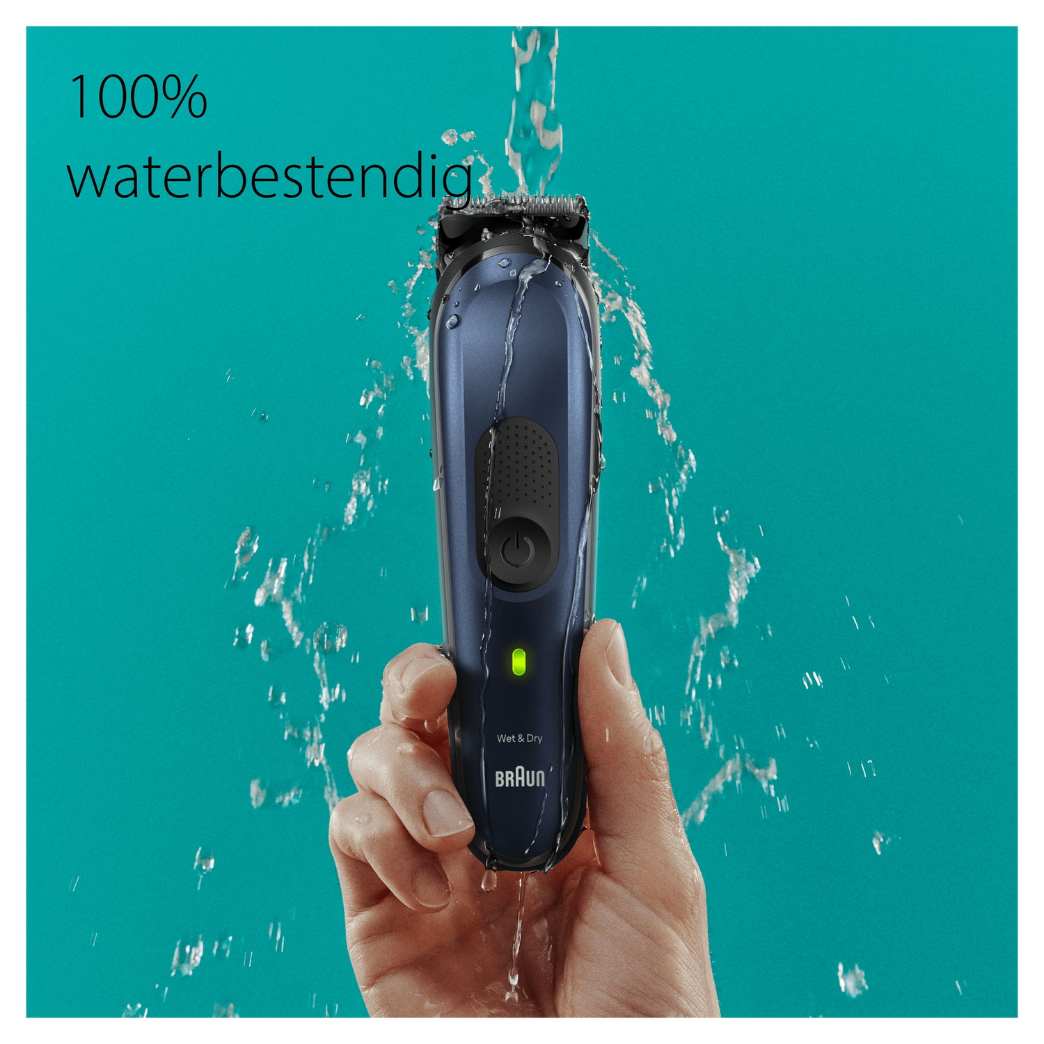 Una mano sostiene una afeitadora azul y negra bajo agua corriente, mostrando la marca 'Wet & Dry'.