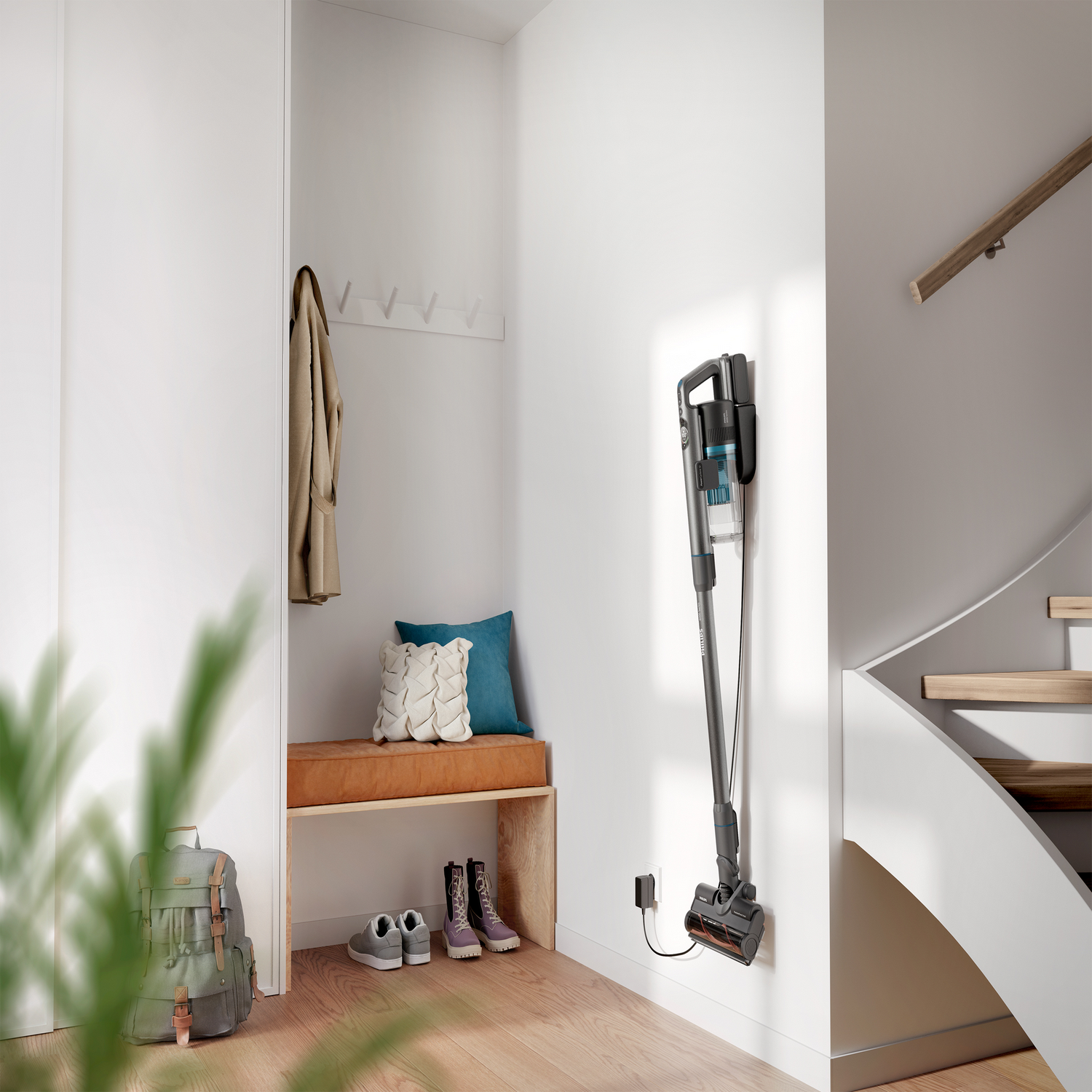 Odkurzacz bezprzewodowy ładujący się na uchwycie ściennym w korytarzu.