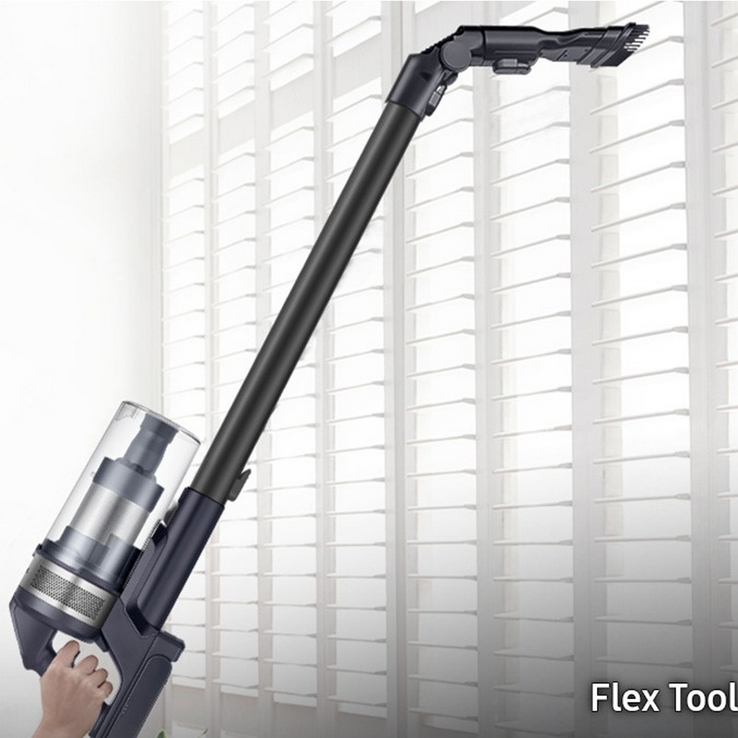 Un aspirapolvere senza fili nero e grigio, angolato, mostrato con una finestra dietro. Il testo 'Flex Tool'.