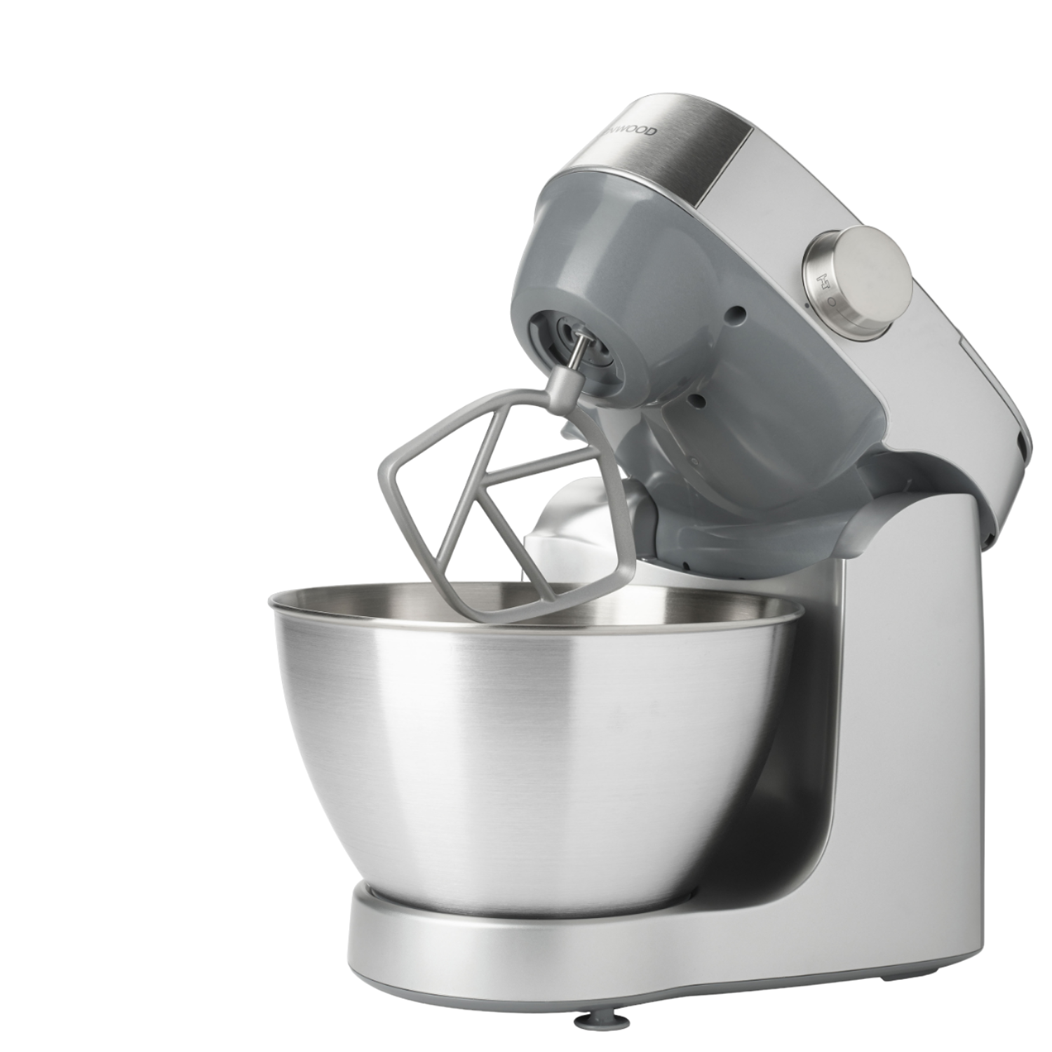 Un mixer Kenwood argentato con ciotola in acciaio inossidabile, su sfondo nero, vista angolata.