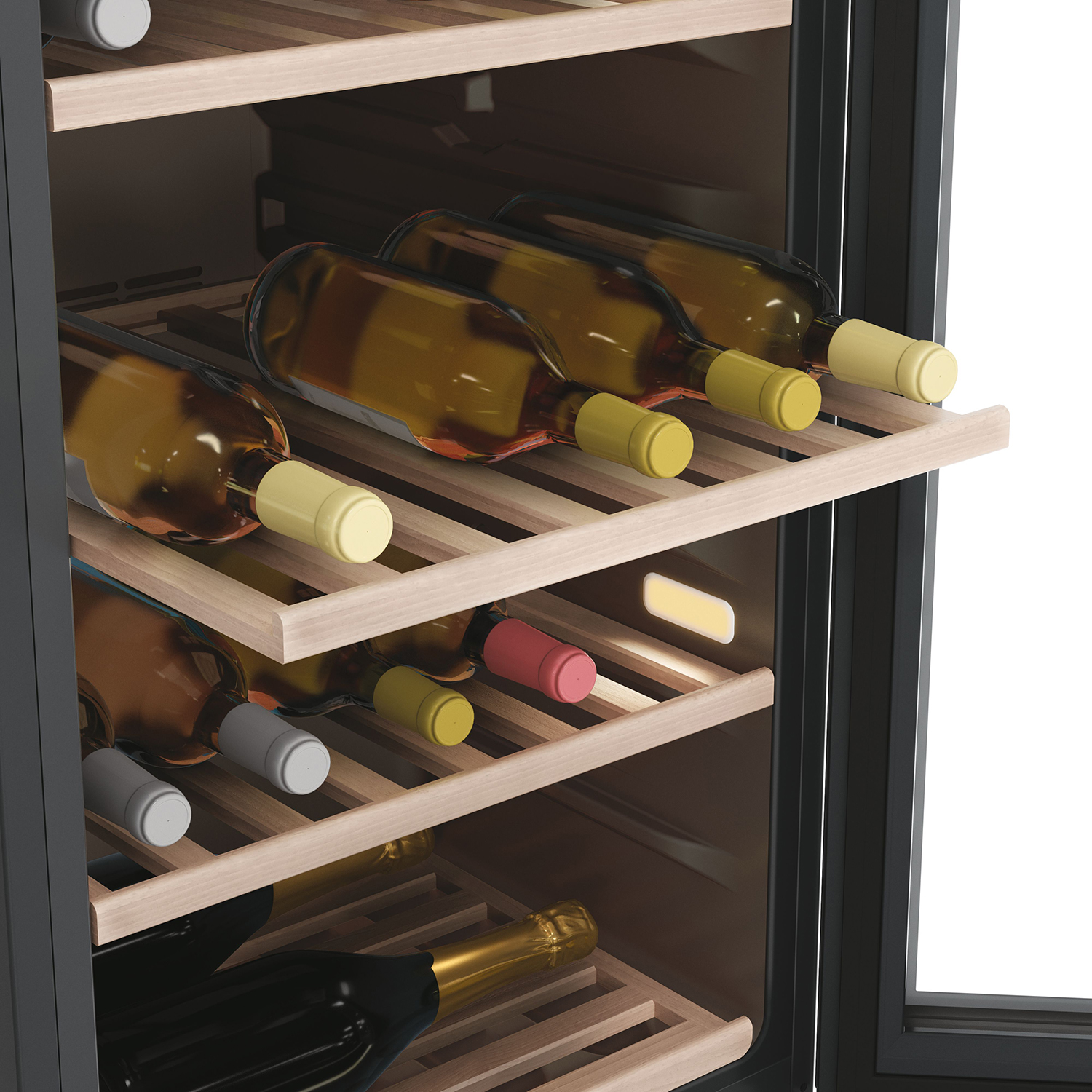 Wijnkoelkast met flessen op houten planken. De deur is zwart met glas.