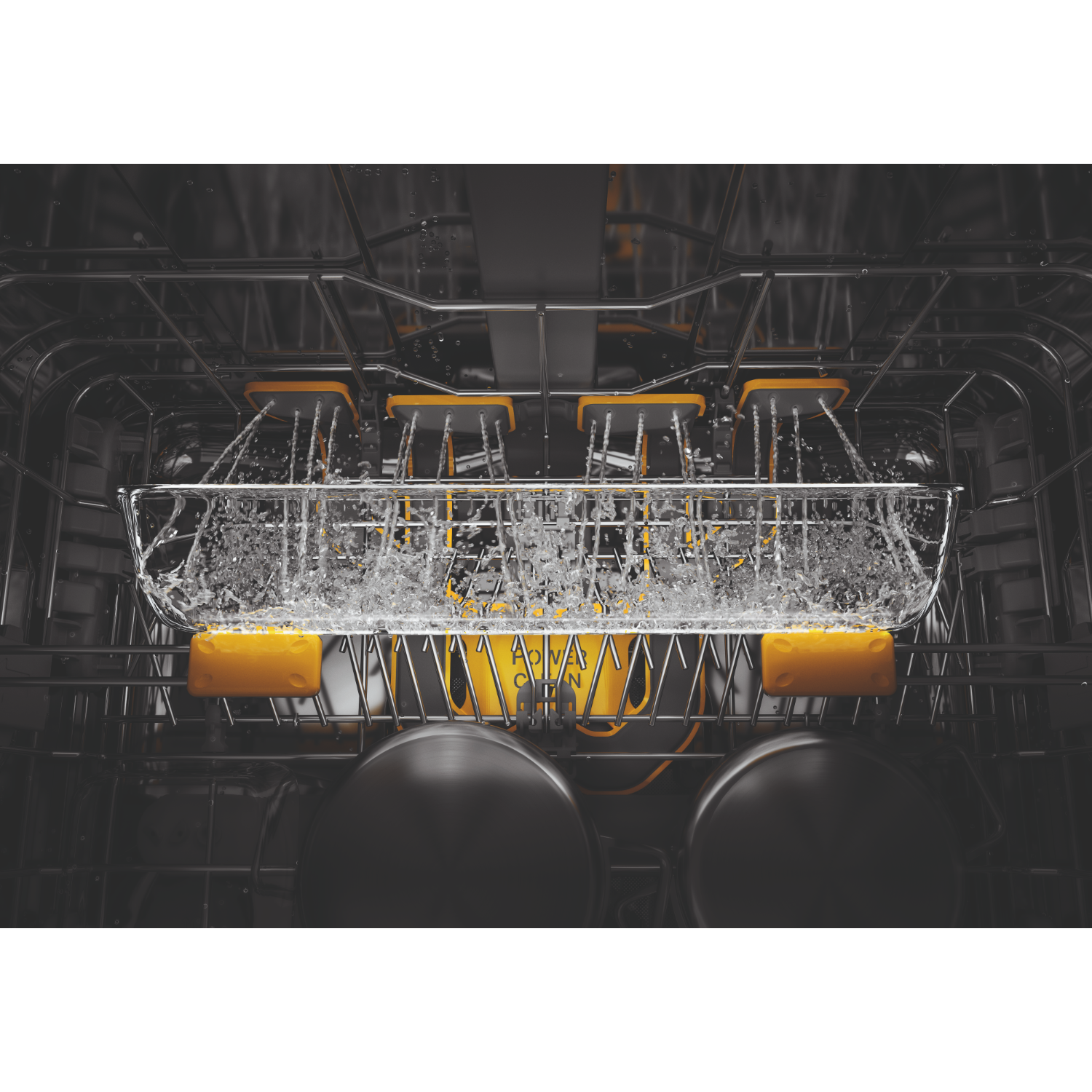 Wnętrze zmywarki z wodą rozpryskującą się z żółtych dysz na naczynia.