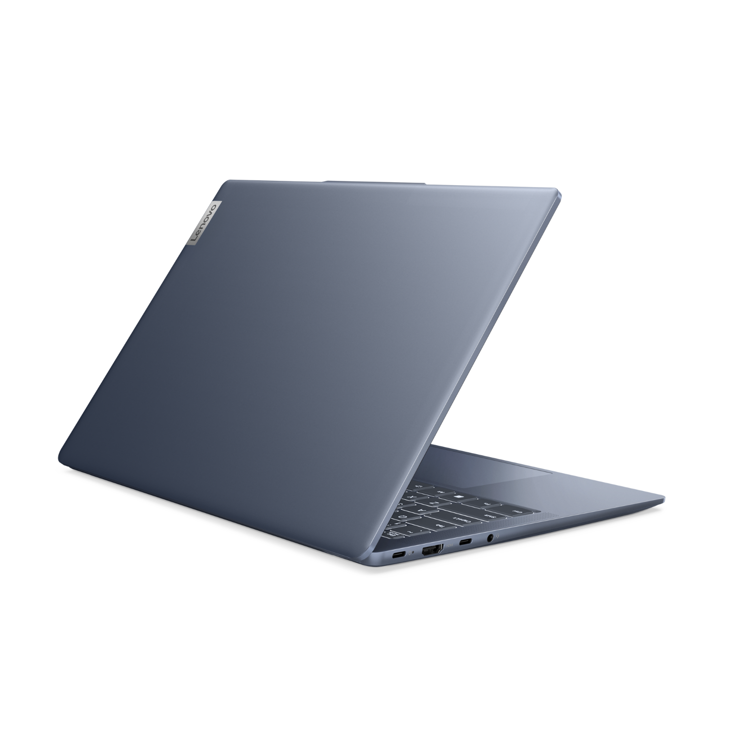Szary laptop Lenovo, widok z tyłu, lekko otwarty. Czarne tło.