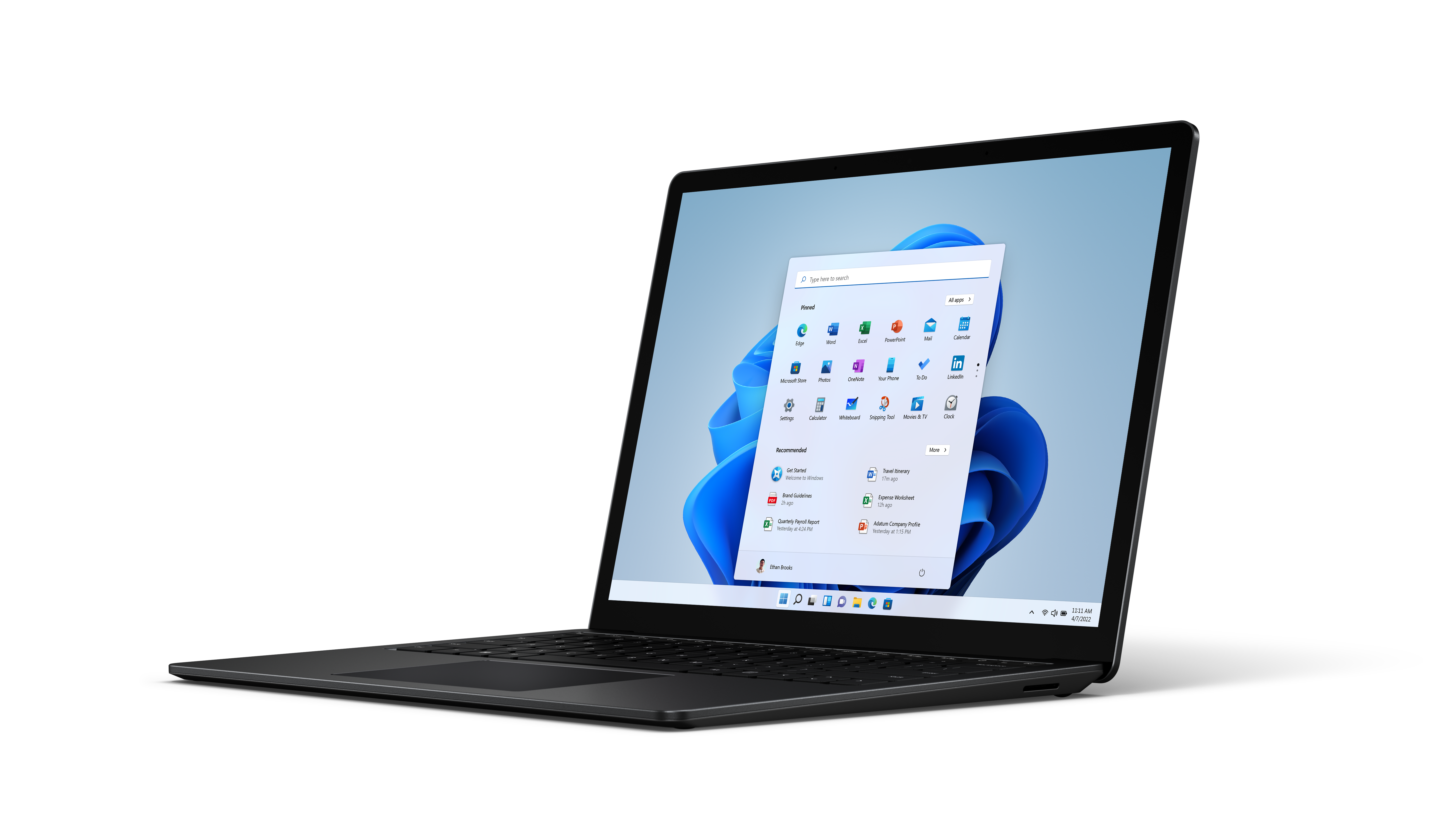 Zwarte laptop op zwarte achtergrond, scherm toont Windows 11 interface.