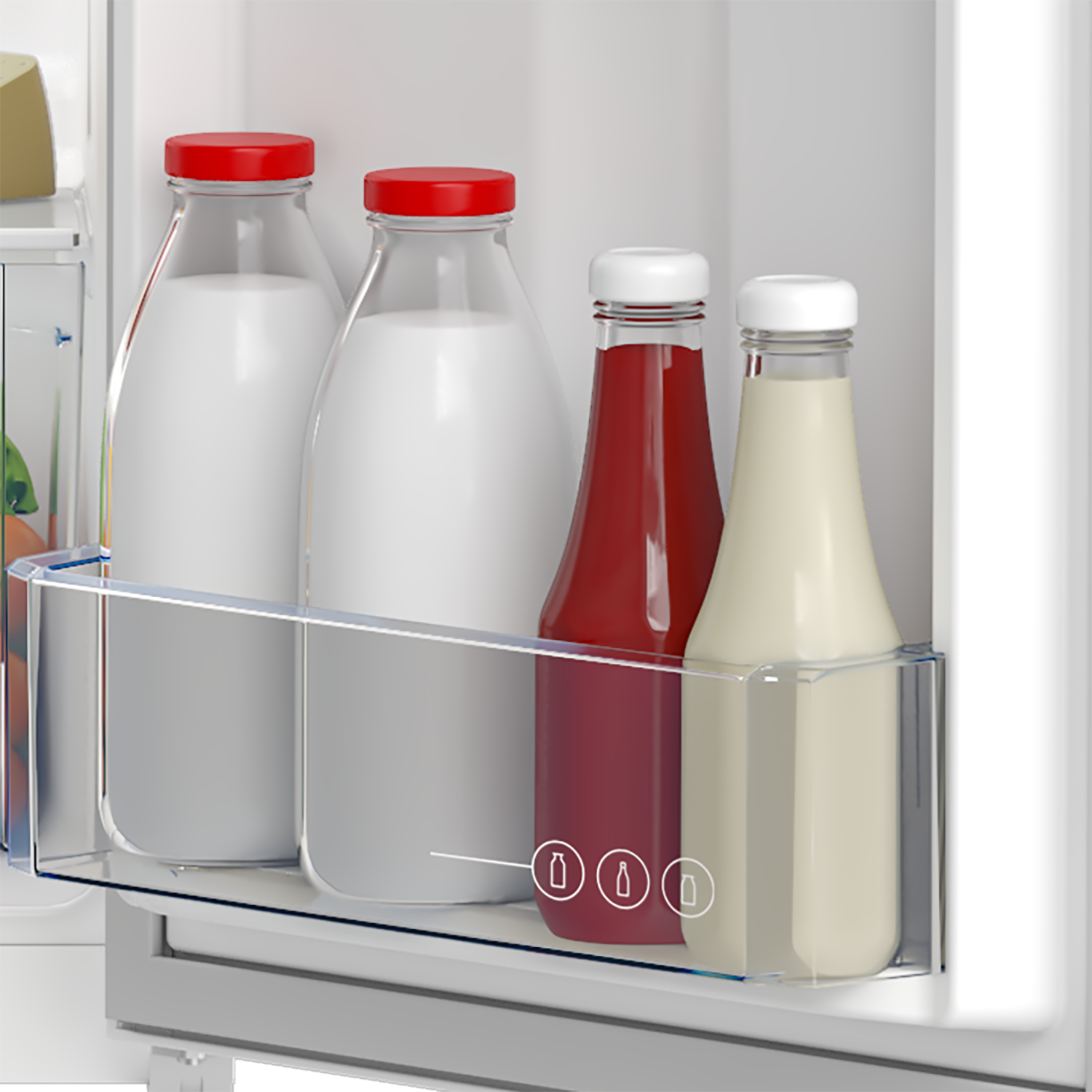 Półka w lodówce z butelkami: mleko, keczup i jasny płyn.