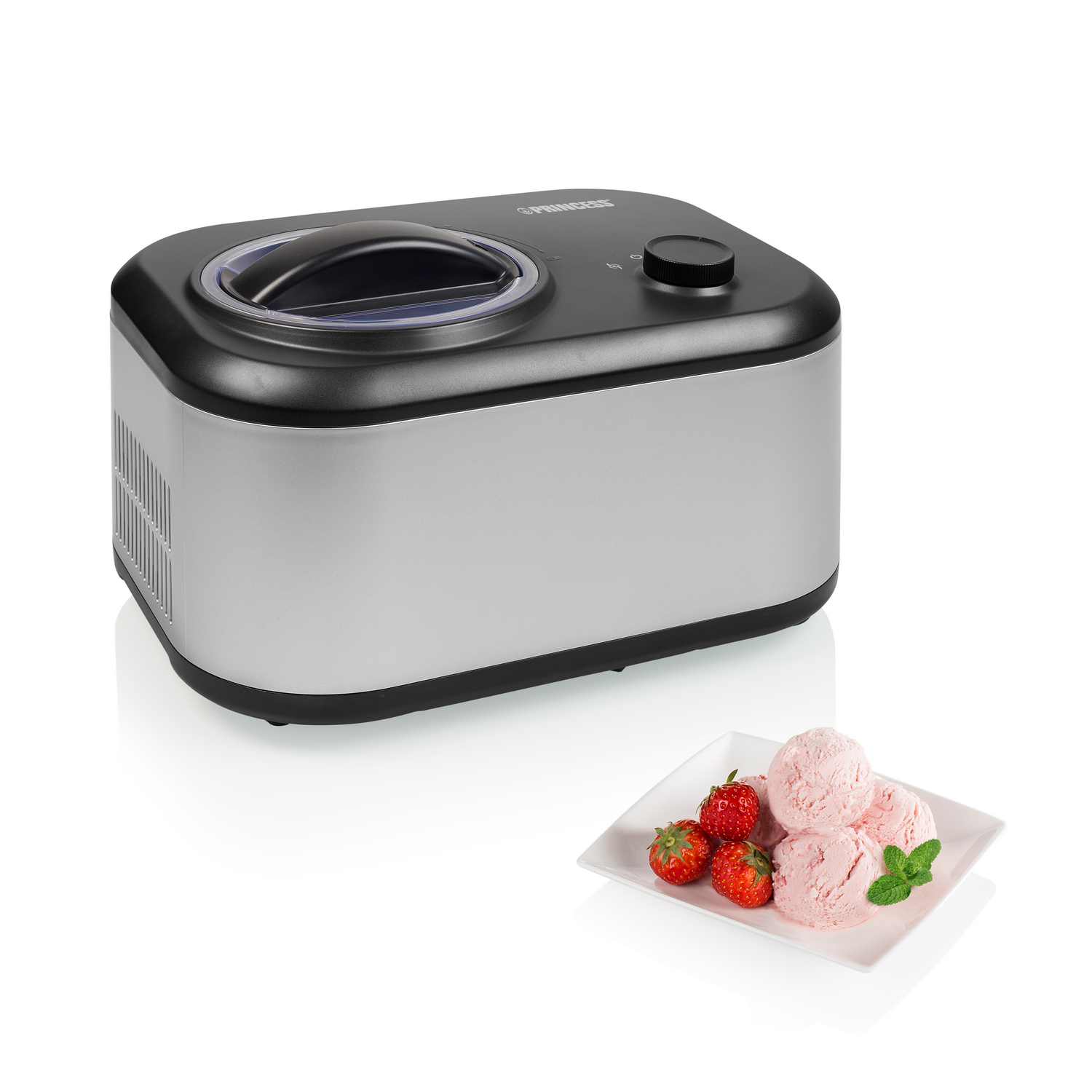 Gelatiera con gelato e fragole su un piatto quadrato bianco.