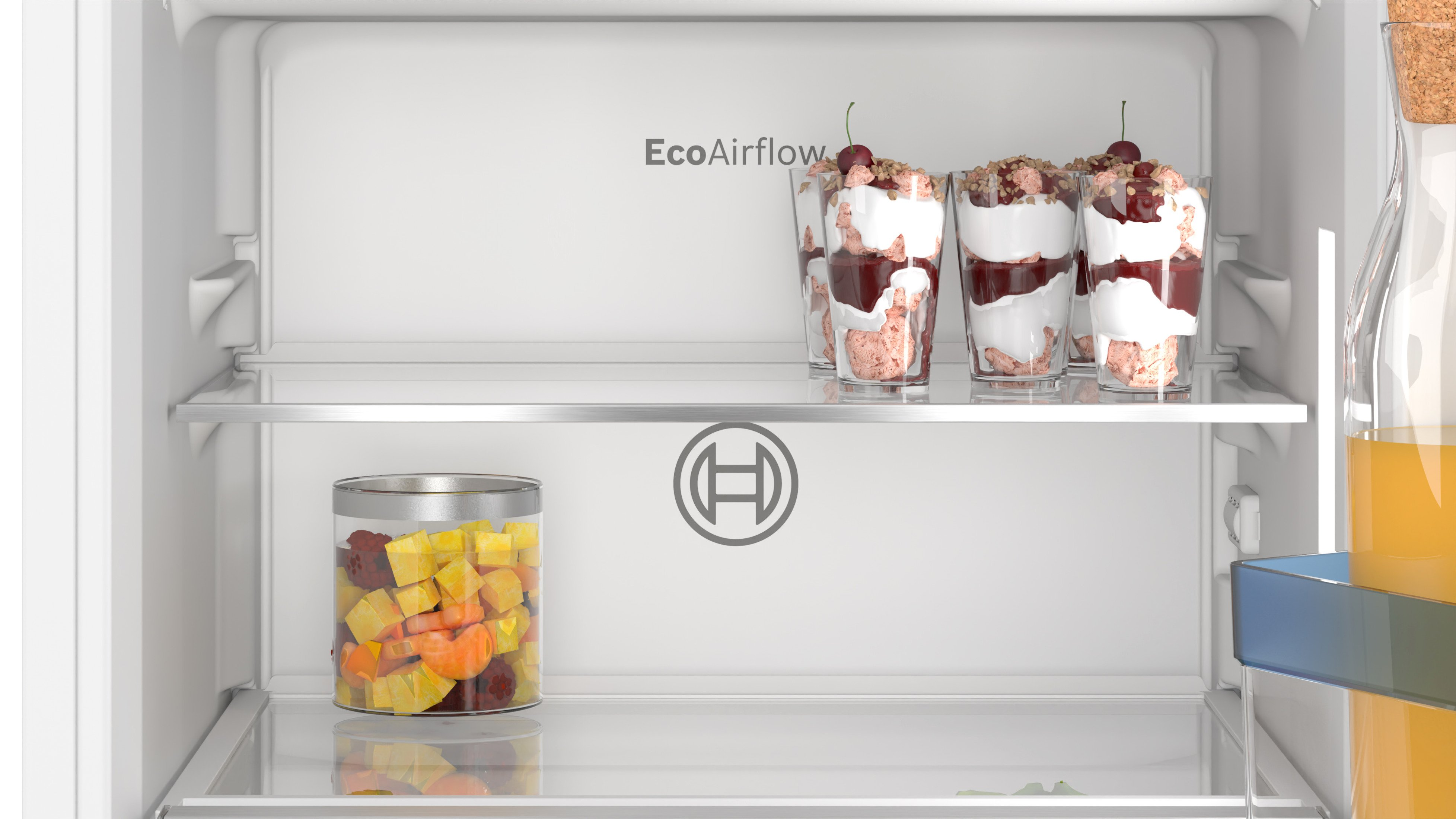 Dentro un frigorifero: barattoli di vetro con cibo, parfait e un logo Bosch.