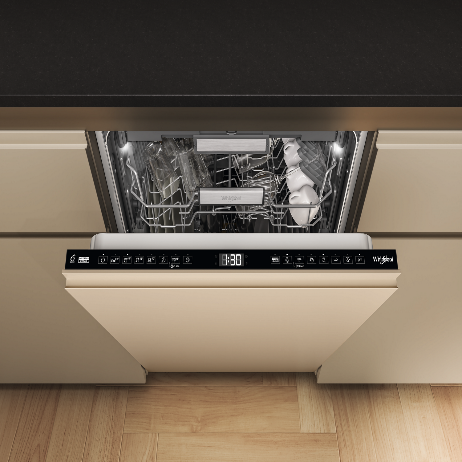 Lavastoviglie aperta, che mostra il pannello di controllo con l'ora e le opzioni del programma e un mobile da cucina in legno.