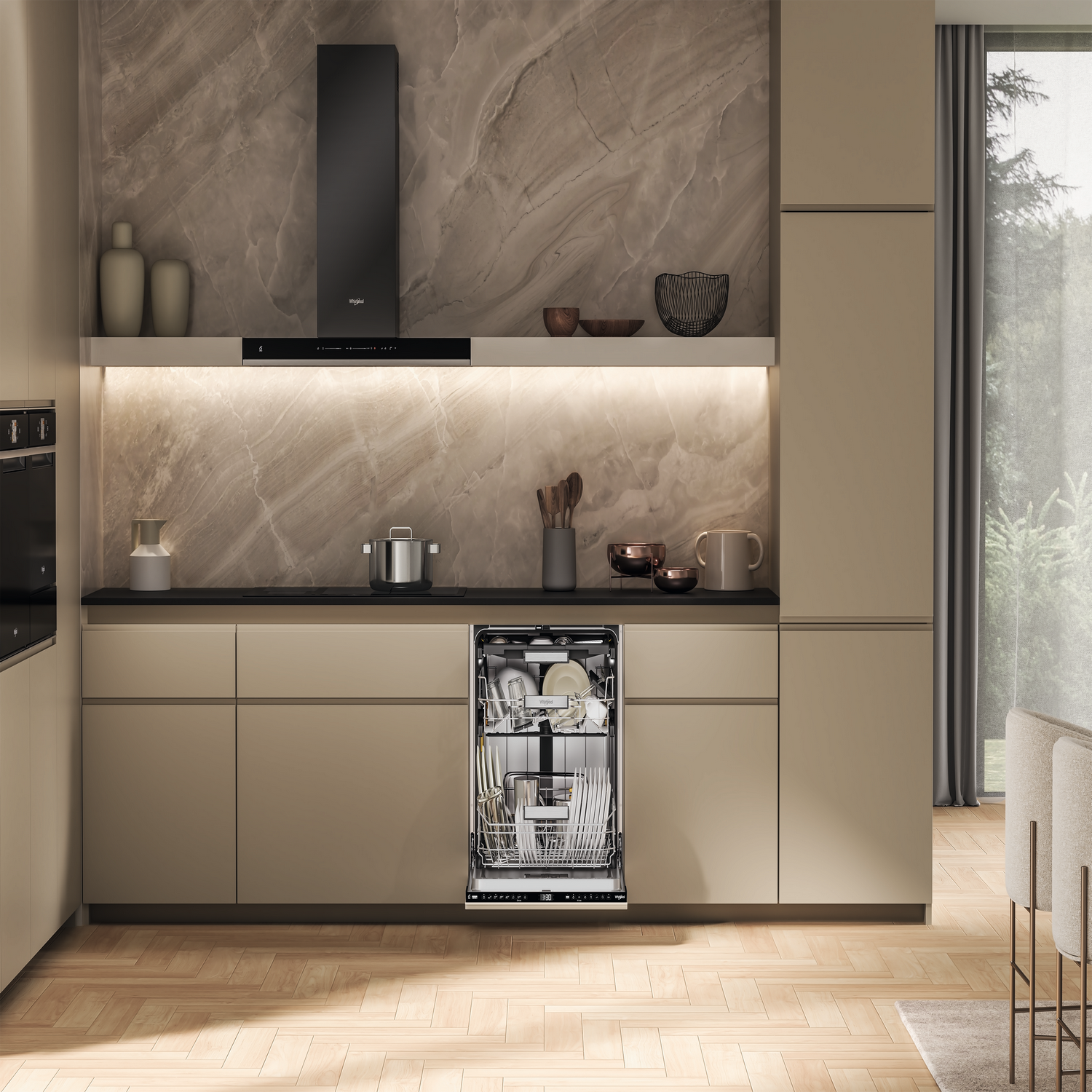 Interno cucina con mobili beige, lavastoviglie aperta con piatti. Pavimento in legno, alzatina in marmo.