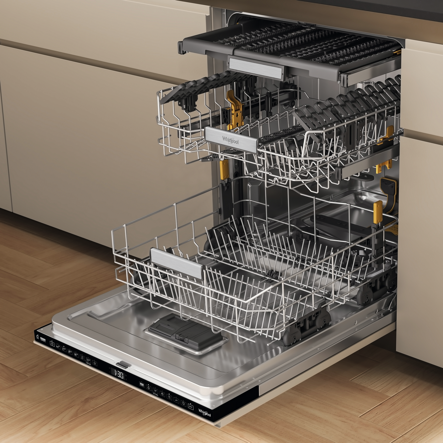 Lavastoviglie aperta con due cestelli, interno in acciaio inox, pavimento in legno, mobili beige.