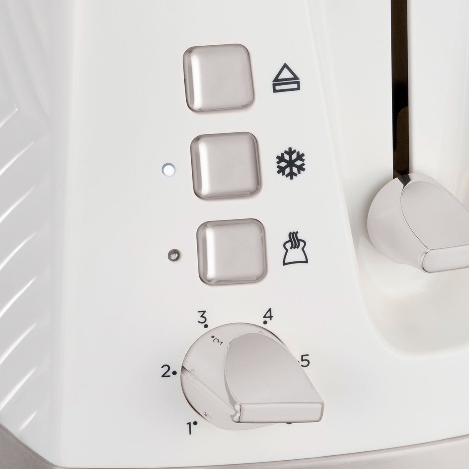 Panel sterowania tostera. Trzy przyciski. Pokrętło ustawień tostera. Białe urządzenie. Widok z bliska.