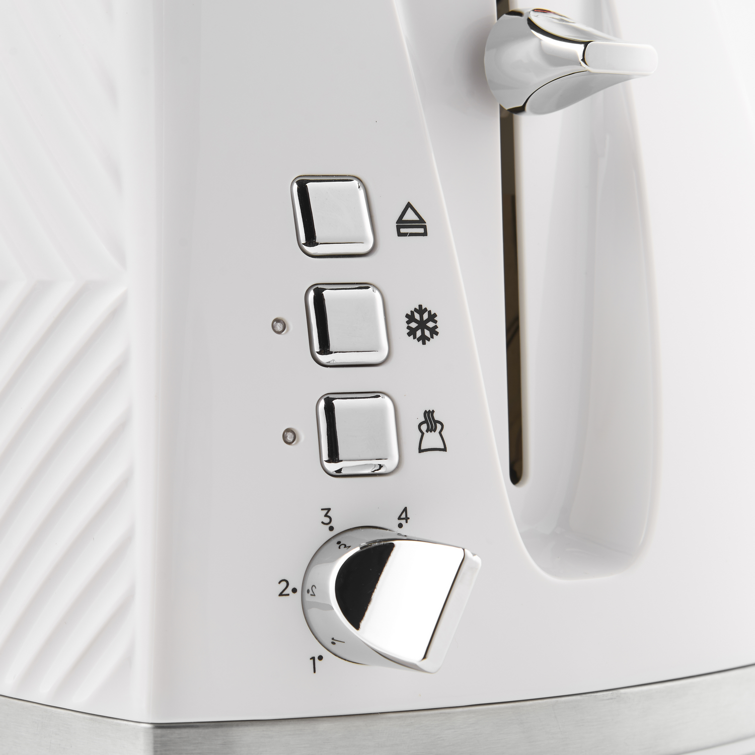 Biały toster, zbliżenie na elementy sterujące. Trzy przyciski i pokrętło z numerami.