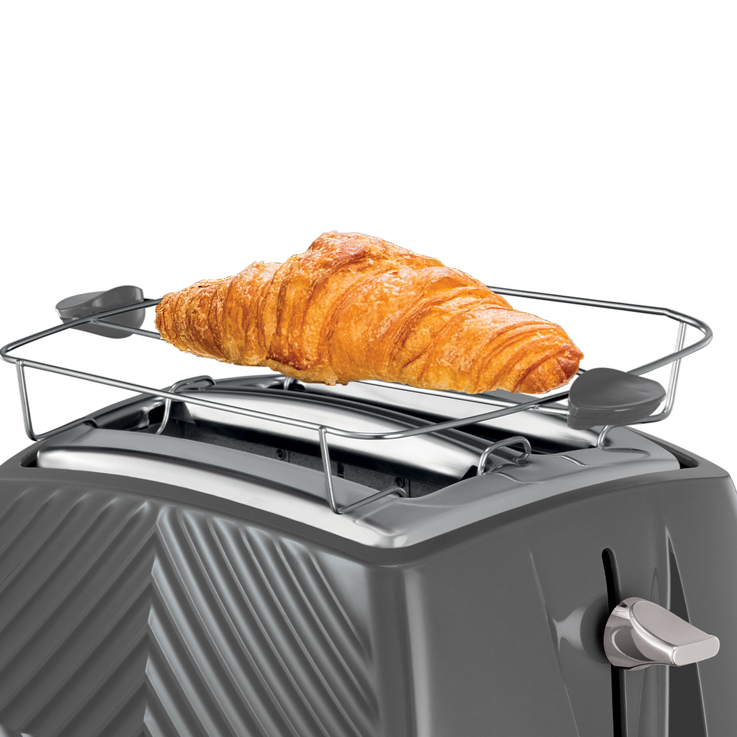 Een grijze broodrooster met een croissant erop. De broodrooster staat op een witte achtergrond.