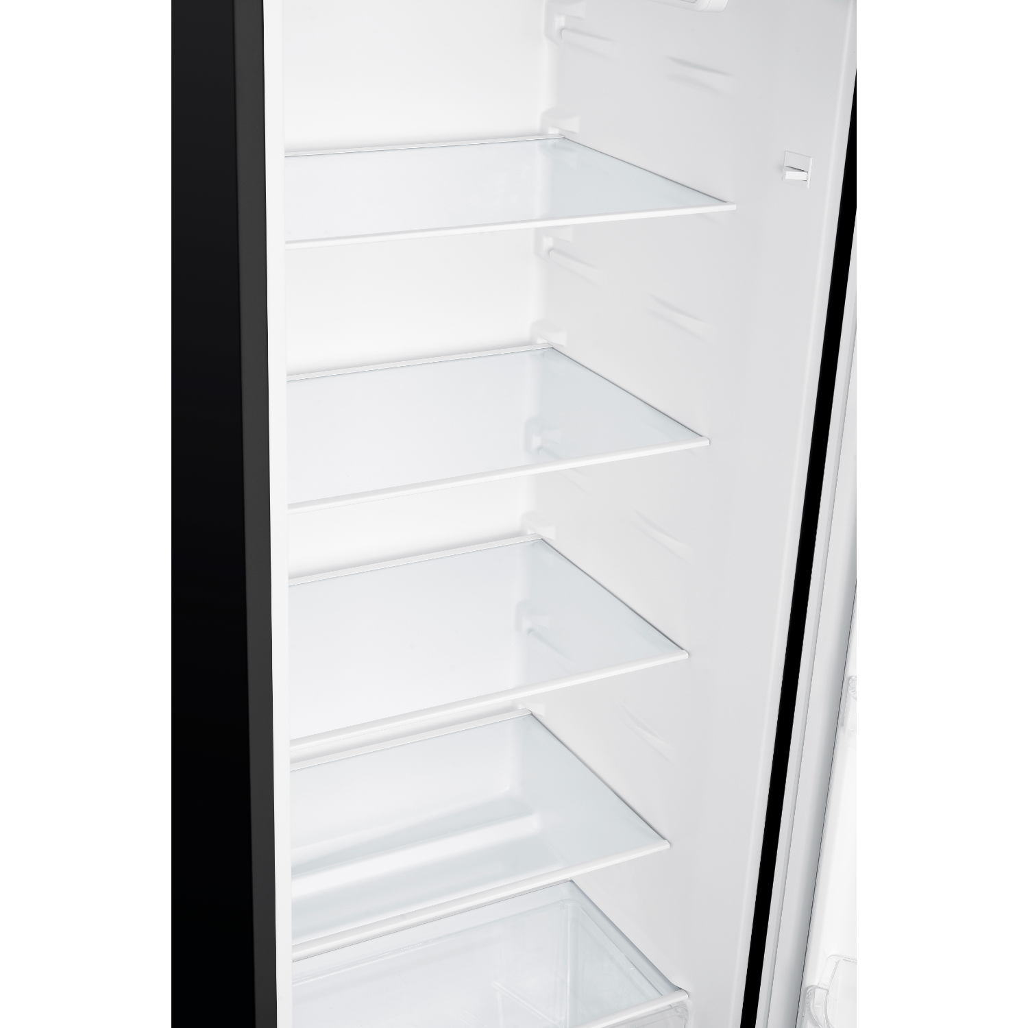 Interieur van een witte vriezer met glazen planken. De planken zijn leeg, tegen een zwarte achtergrond.