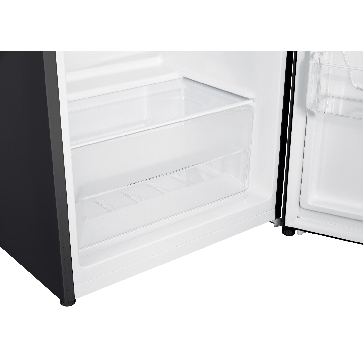 Binnenkant van de koelkast, open deur. Wit interieur met planken en laden.