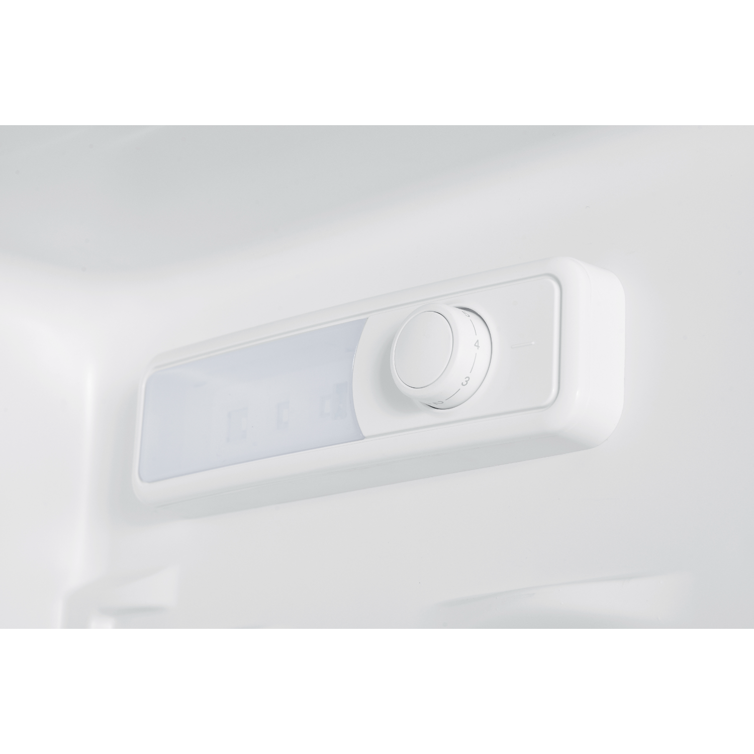 In een witte koelkast, een wit licht en temperatuurregeling, met een wit interieur.