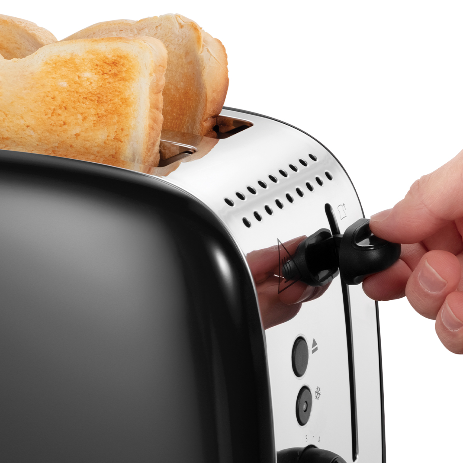 Main tournant un levier noir sur un grille-pain noir et chromé avec du pain grillé dedans.