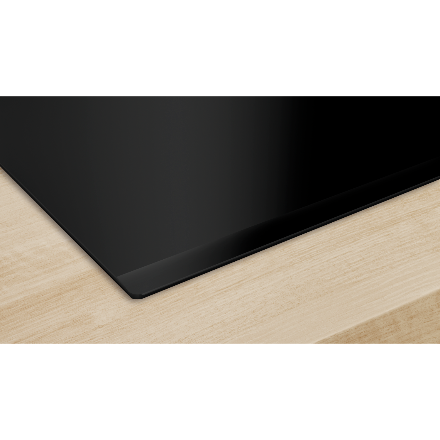 Czarna płyta indukcyjna na drewnianej powierzchni. Płyta ma elegancki, nowoczesny design.