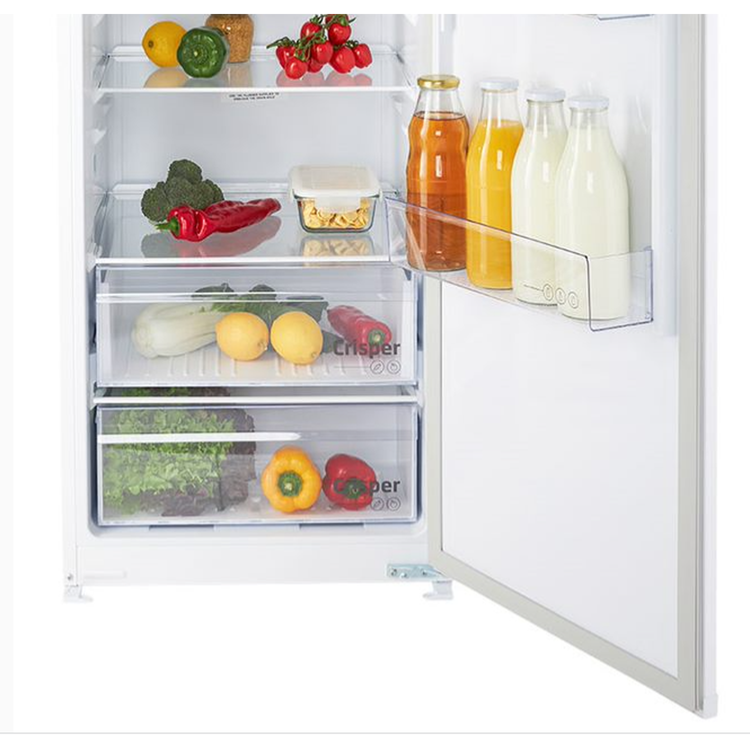 Frigorifero aperto con vari frutti, verdure e bottiglie all'interno bianco.