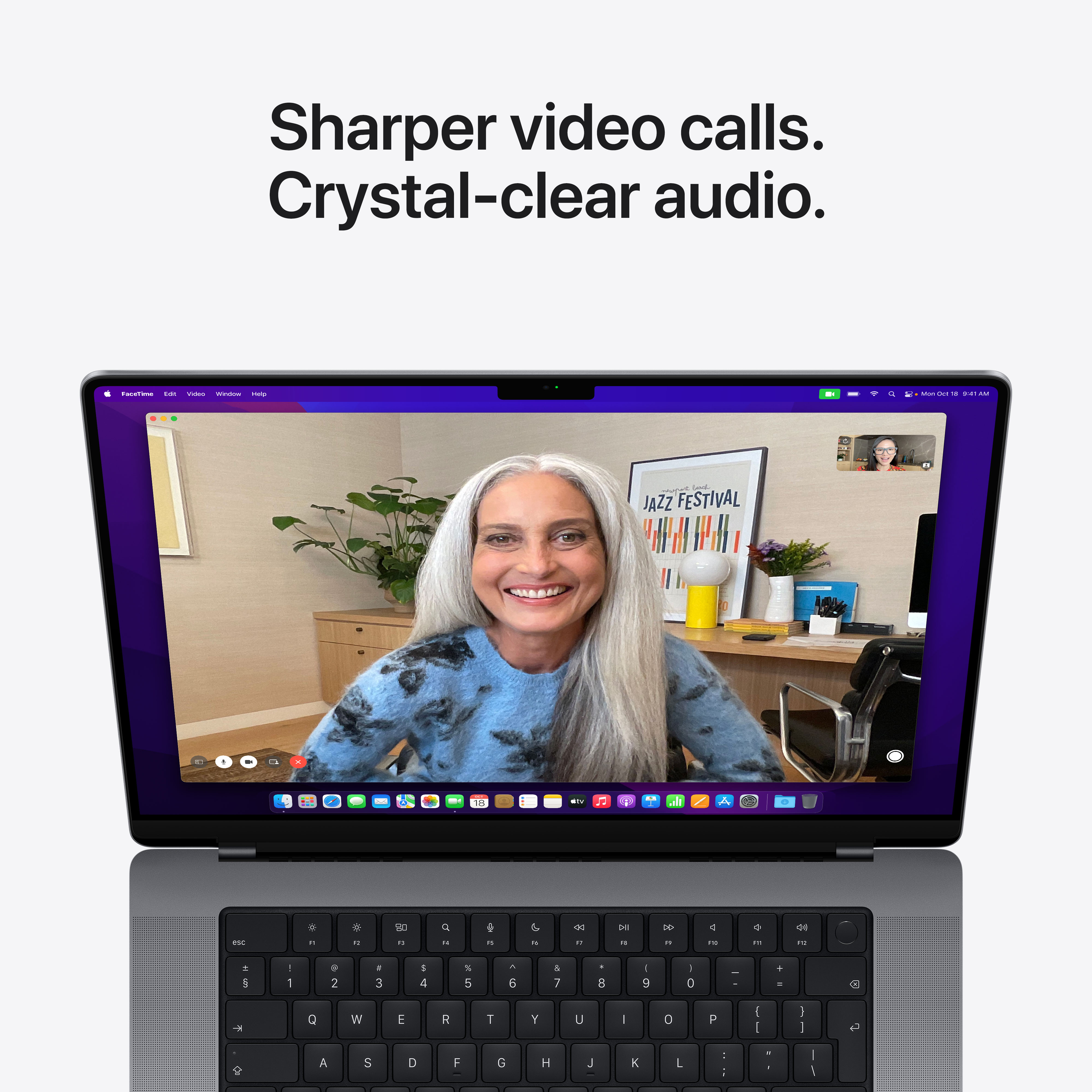 Laptop-Bildschirm zeigt Videoanruf mit lächelnder Frau.